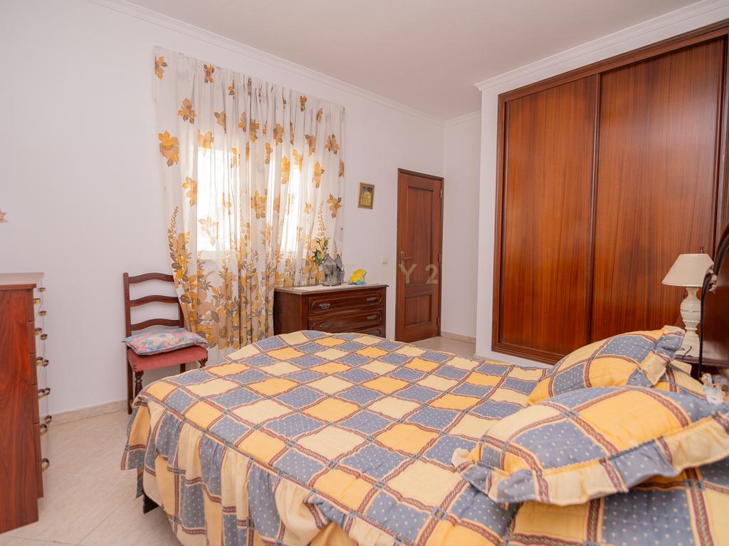 NAO PERCA ESTA GRANDE OPORTUNIDADE! FABULOSA MORADIA T4 DE GRANDES DIMENSÕES COM 2 PISOS, QUINTAL, DOIS TERRAÇOS, AMPLAS VARANDAS, DUAS CASAS DE BANHO, DESPENSA E LAREIRA MUITO BEM LOCALIZADA PRÓXIMA DE TODAS AS COMODIDADES E SERVIÇOS E A MINUTOS DAS FAMO - Image 21