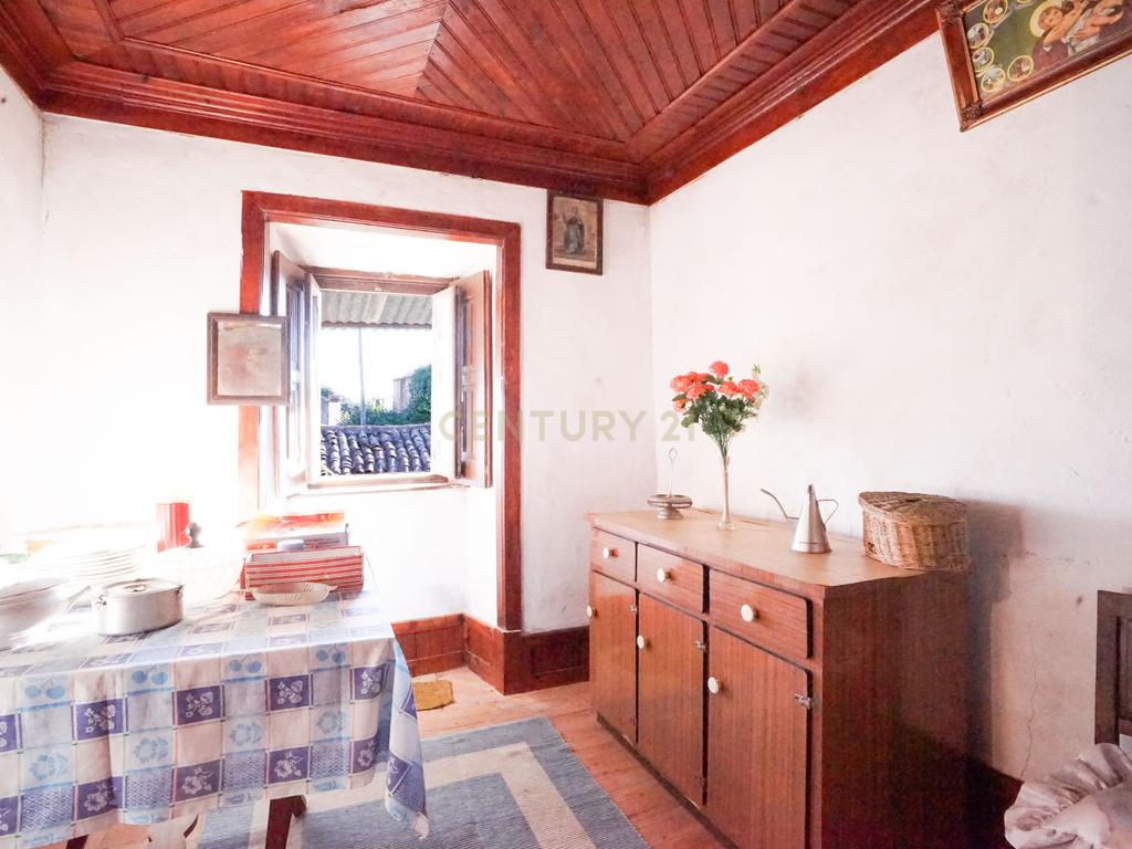 Moradia T3 com anexos e pátio com vistas deslumbrantes e possibilidade de terreno - Image 2
