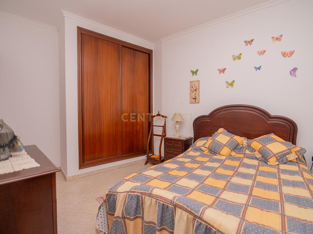 NAO PERCA ESTA GRANDE OPORTUNIDADE! FABULOSA MORADIA T4 DE GRANDES DIMENSÕES COM 2 PISOS, QUINTAL, DOIS TERRAÇOS, AMPLAS VARANDAS, DUAS CASAS DE BANHO, DESPENSA E LAREIRA MUITO BEM LOCALIZADA PRÓXIMA DE TODAS AS COMODIDADES E SERVIÇOS E A MINUTOS DAS FAMO - Image 23