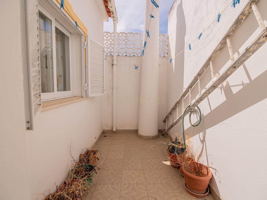 NAO PERCA ESTA GRANDE OPORTUNIDADE! FABULOSA MORADIA T4 DE GRANDES DIMENSÕES COM 2 PISOS, QUINTAL, DOIS TERRAÇOS, AMPLAS VARANDAS, DUAS CASAS DE BANHO, DESPENSA E LAREIRA MUITO BEM LOCALIZADA PRÓXIMA DE TODAS AS COMODIDADES E SERVIÇOS E A MINUTOS DAS FAMO - Image 29