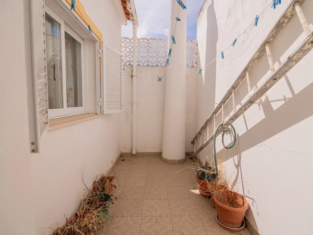 NAO PERCA ESTA GRANDE OPORTUNIDADE! FABULOSA MORADIA T4 DE GRANDES DIMENSÕES COM 2 PISOS, QUINTAL, DOIS TERRAÇOS, AMPLAS VARANDAS, DUAS CASAS DE BANHO, DESPENSA E LAREIRA MUITO BEM LOCALIZADA PRÓXIMA DE TODAS AS COMODIDADES E SERVIÇOS E A MINUTOS DAS FAMO - Image 29