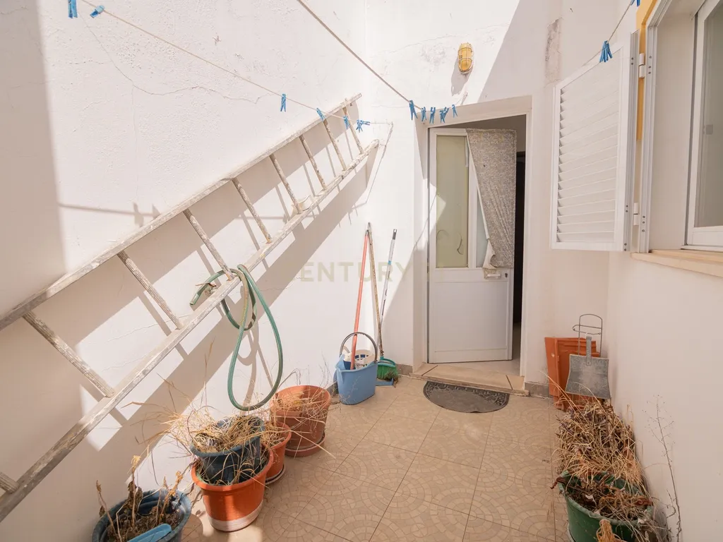 NAO PERCA ESTA GRANDE OPORTUNIDADE! FABULOSA MORADIA T4 DE GRANDES DIMENSÕES COM 2 PISOS, QUINTAL, DOIS TERRAÇOS, AMPLAS VARANDAS, DUAS CASAS DE BANHO, DESPENSA E LAREIRA MUITO BEM LOCALIZADA PRÓXIMA DE TODAS AS COMODIDADES E SERVIÇOS E A MINUTOS DAS FAMO - Image 30