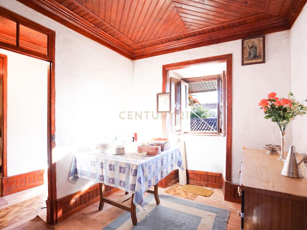Moradia T3 com anexos e pátio com vistas deslumbrantes e possibilidade de terreno - Image 5