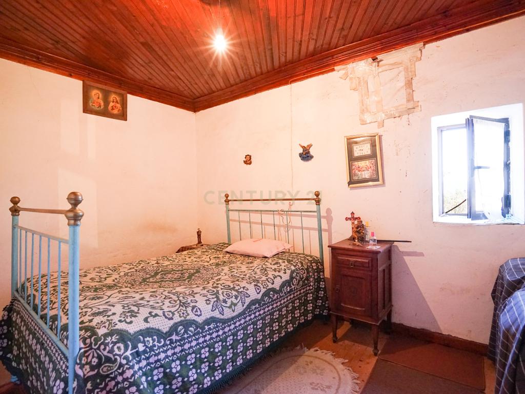 Moradia T3 com anexos e pátio com vistas deslumbrantes e possibilidade de terreno - Image 1