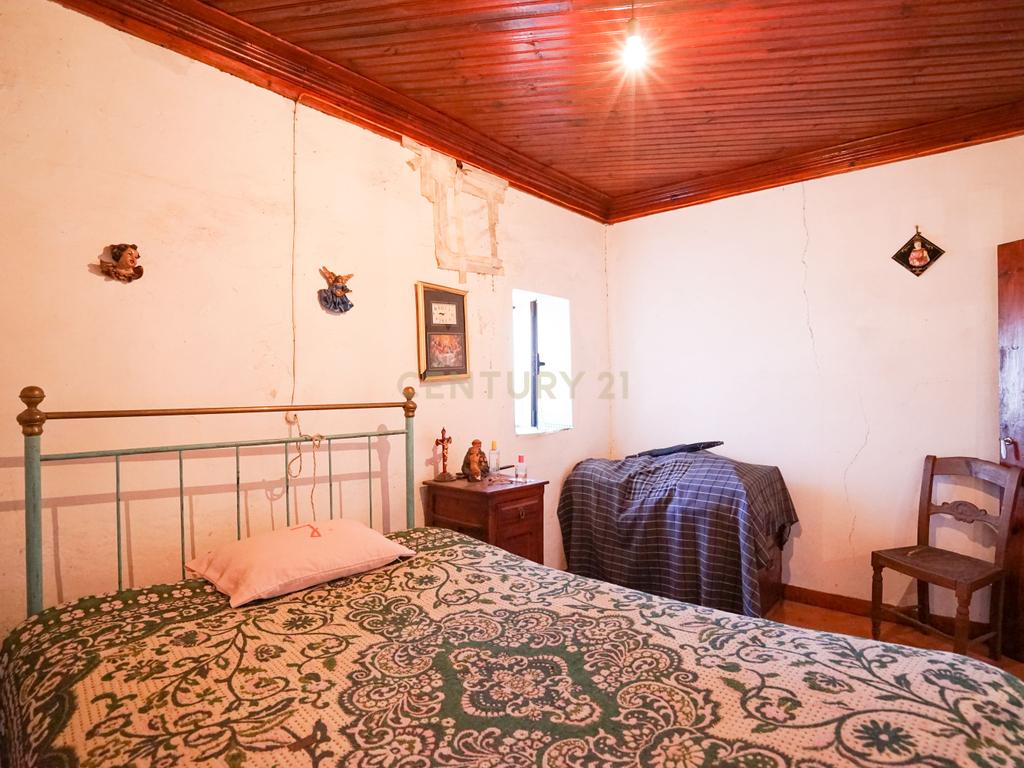 Moradia T3 com anexos e pátio com vistas deslumbrantes e possibilidade de terreno - Image 8