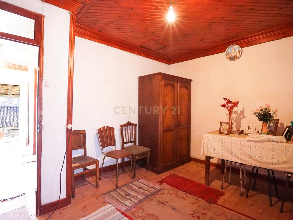 Moradia T3 com anexos e pátio com vistas deslumbrantes e possibilidade de terreno - Image 3