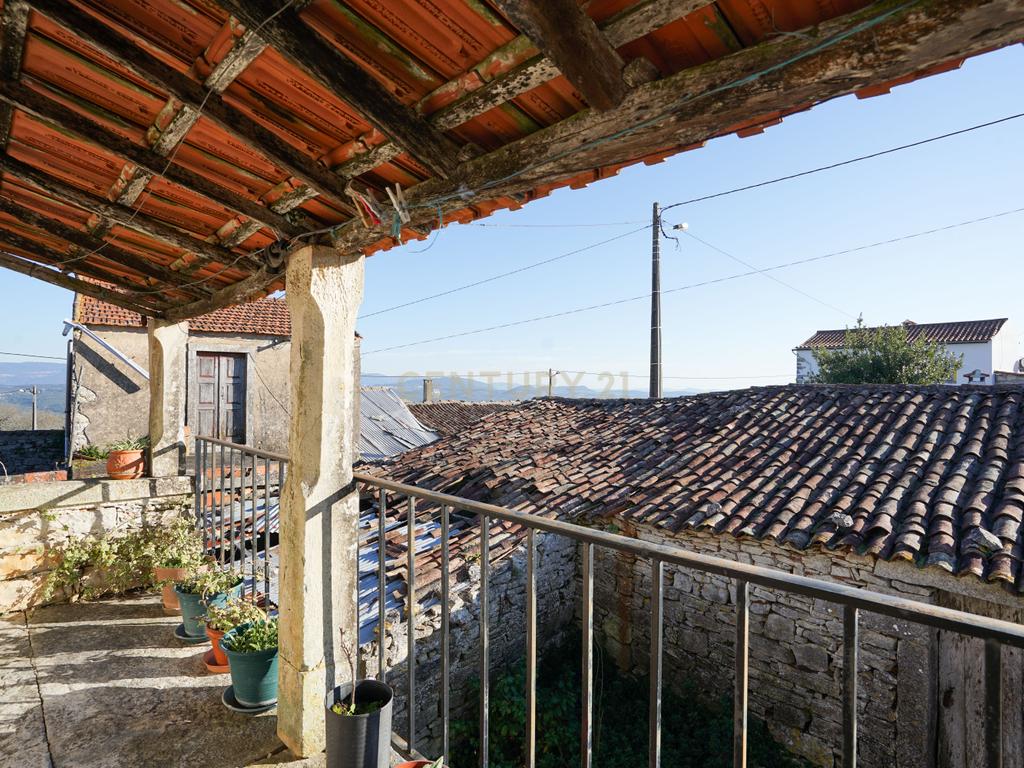 Moradia T3 com anexos e pátio com vistas deslumbrantes e possibilidade de terreno - Image 9