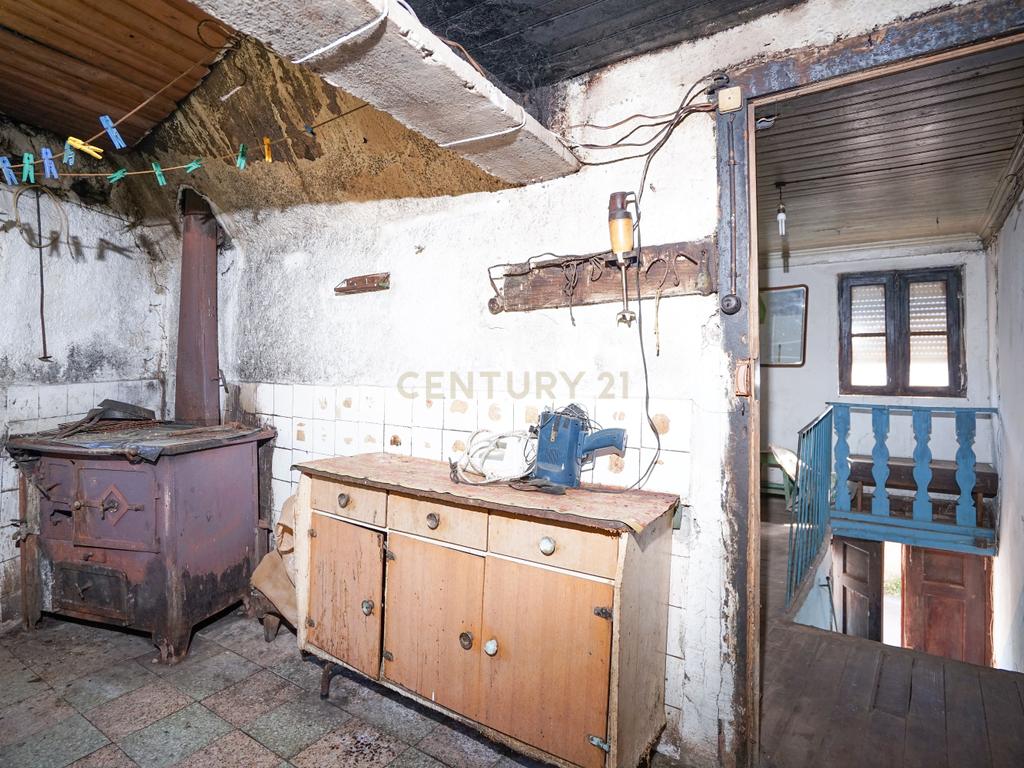 Casa de dois pisos, T4 com terreno a poucos minutos da Praia Fluvial de Goís - Image 12