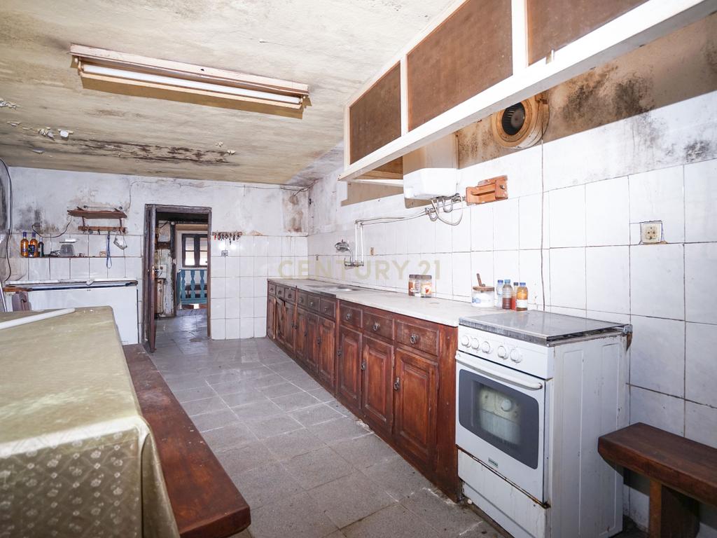 Casa de dois pisos, T4 com terreno a poucos minutos da Praia Fluvial de Goís - Image 4