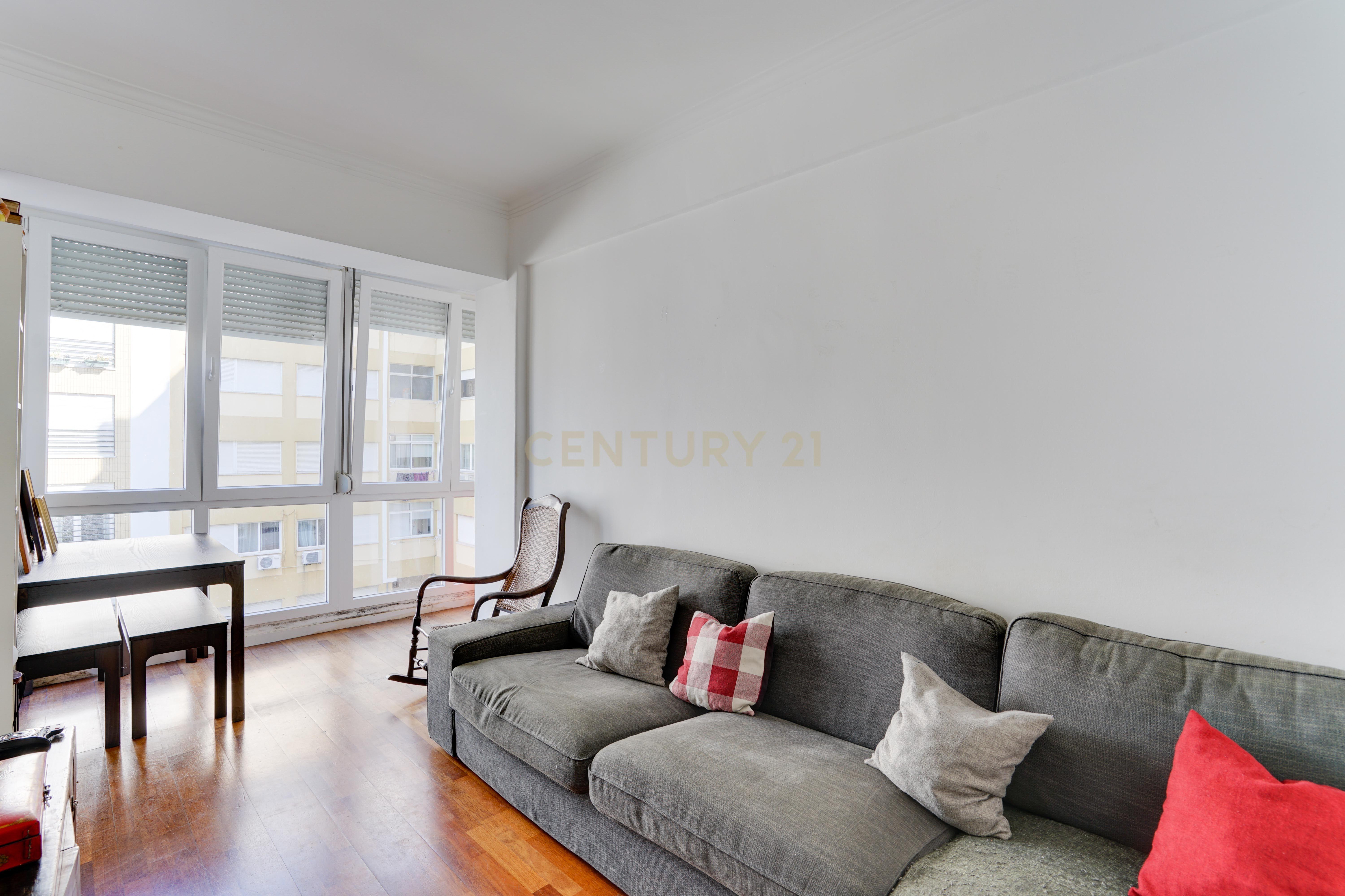 Apartamento T2 em Campolide - Image 1