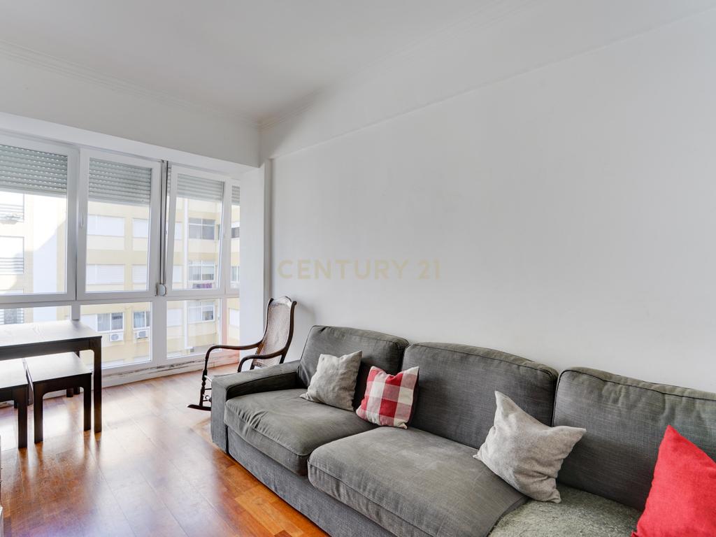 Apartamento T2 em Campolide - Image 1