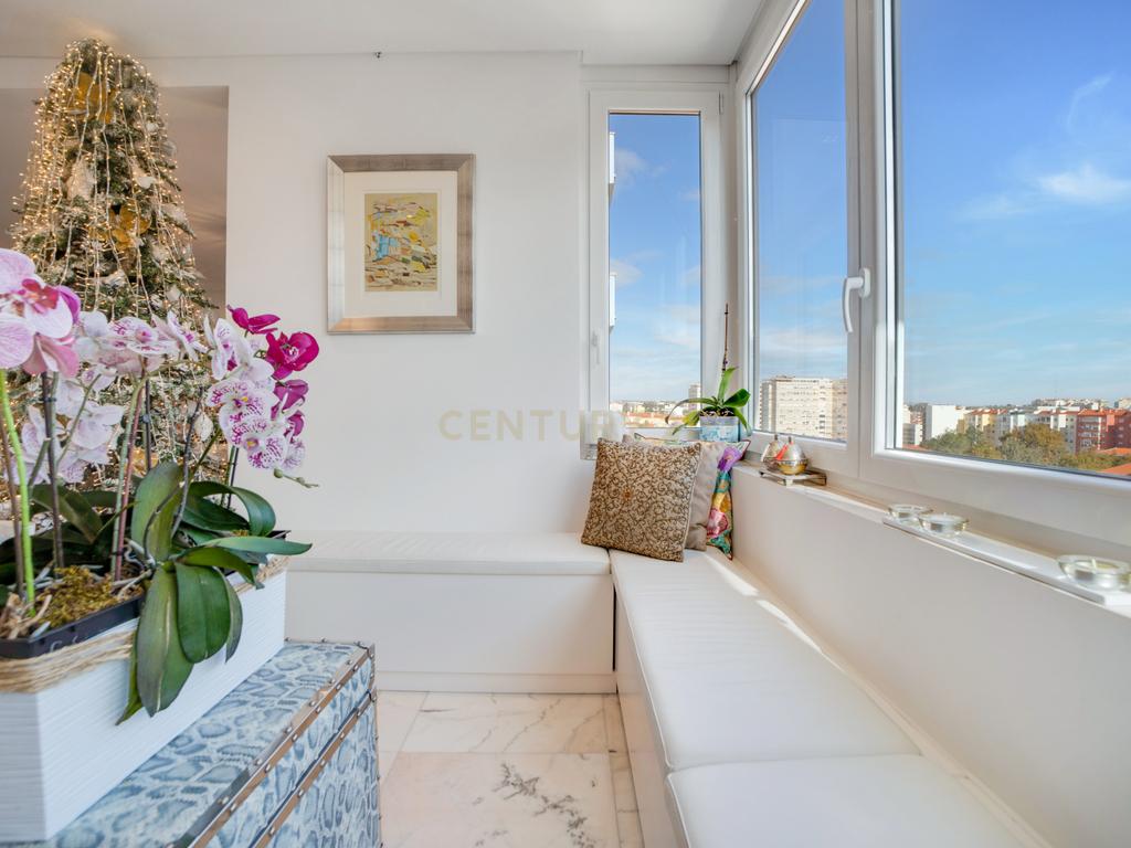 Apartamento T2 de Luxo - Avenida dos Estados Unidos da América - Image 10