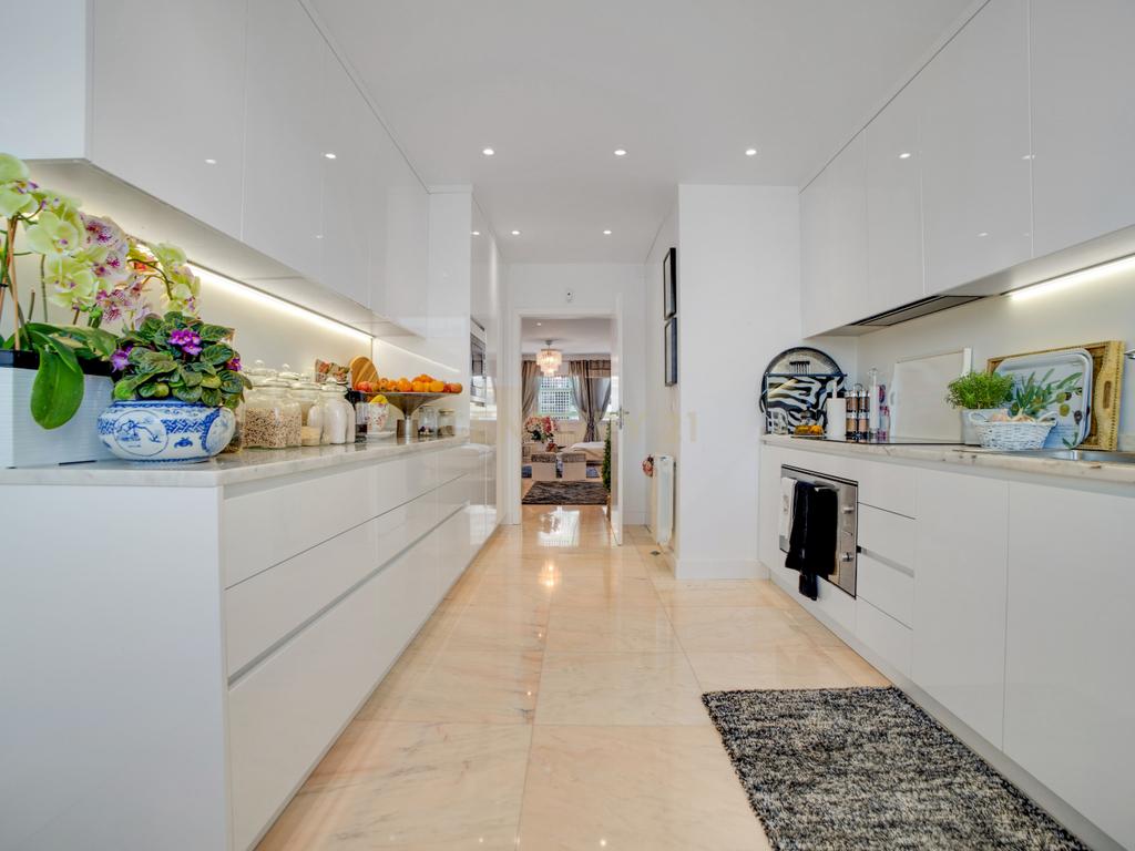 Apartamento T2 de Luxo - Avenida dos Estados Unidos da América - Image 13