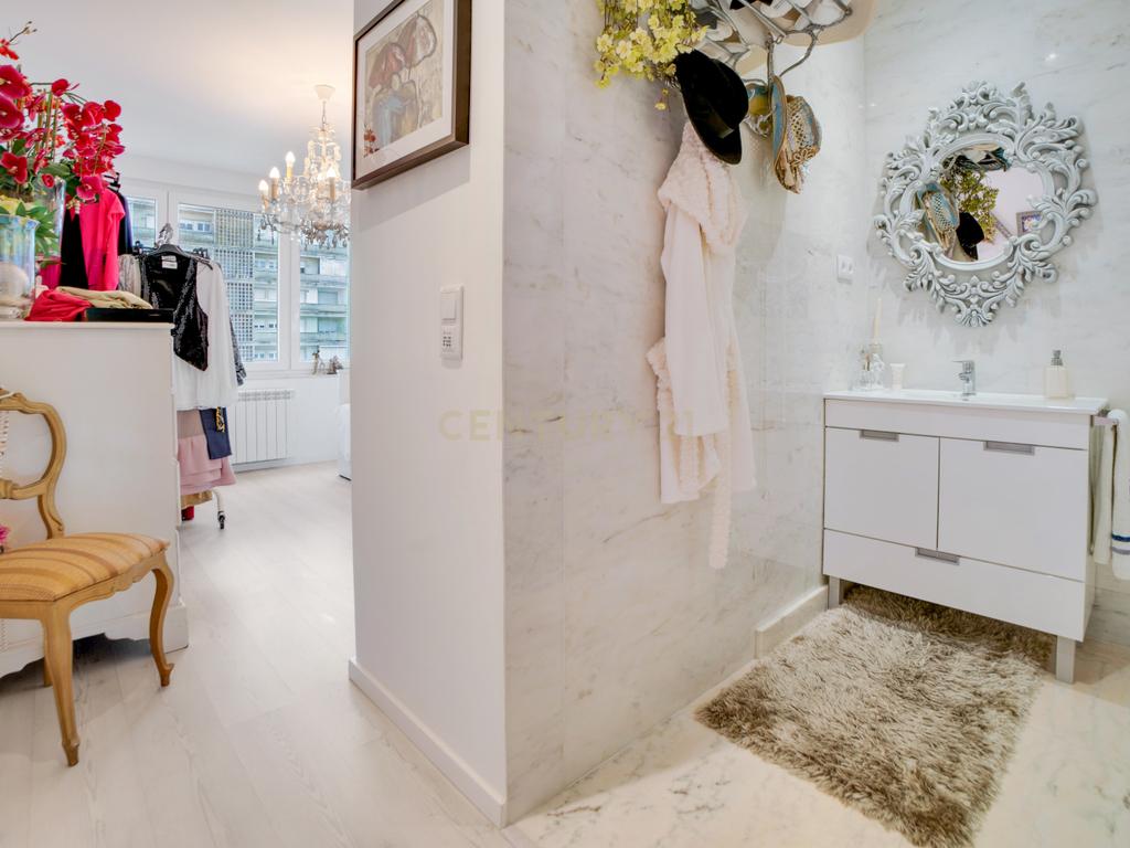 Apartamento T2 de Luxo - Avenida dos Estados Unidos da América - Image 17