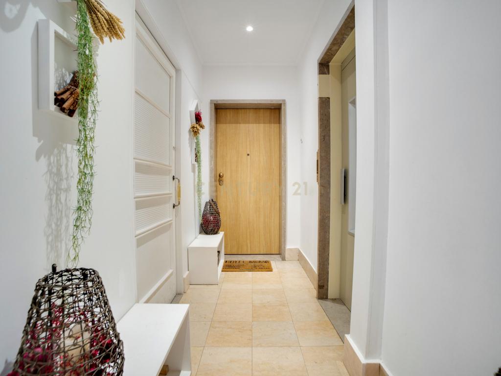 Apartamento T2 de Luxo - Avenida dos Estados Unidos da América - Image 14