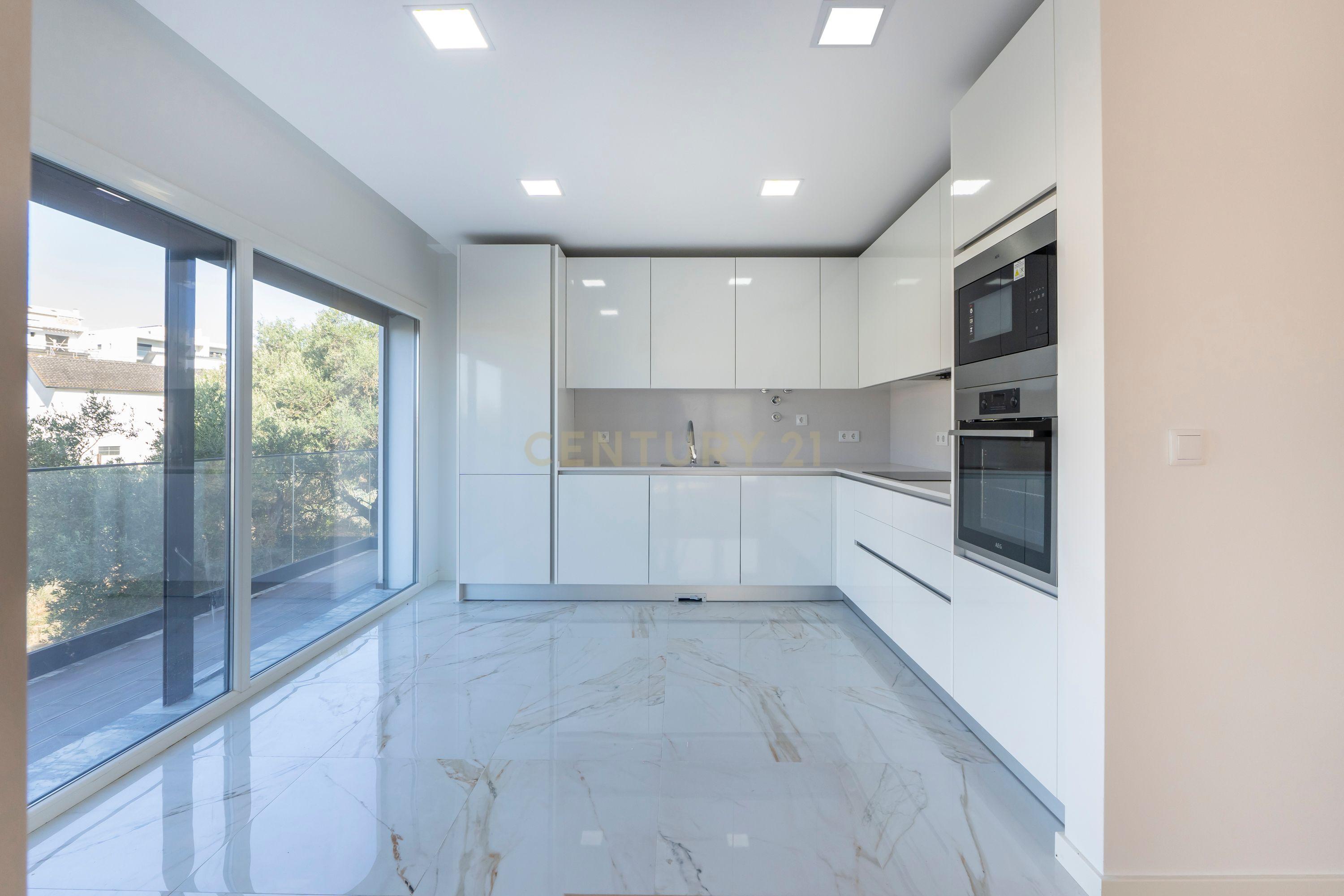 Moradia Moderna T4 com Terraço e Vista Rio – Santa Iria da Azóia - Image 2
