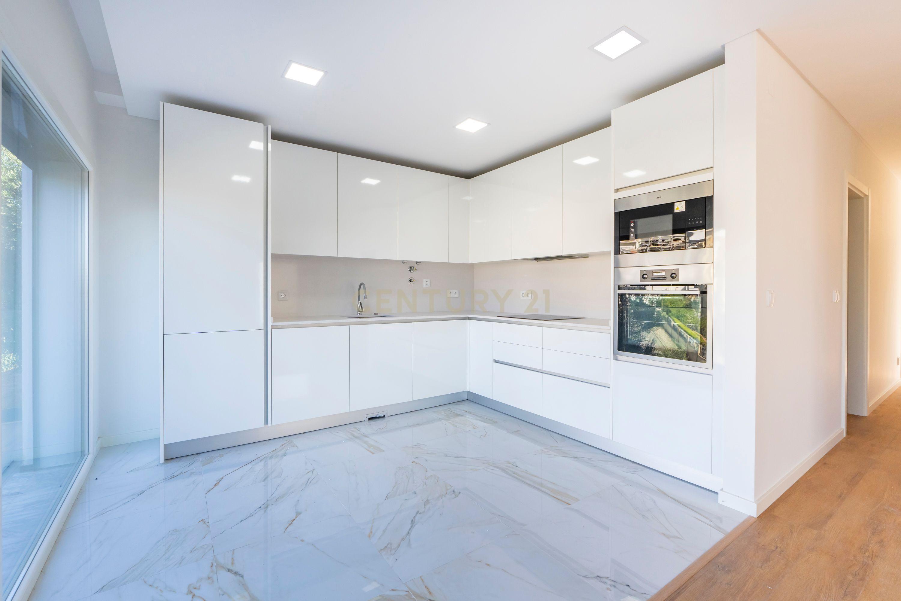 Moradia Moderna T4 com Terraço e Vista Rio – Santa Iria da Azóia - Image 16