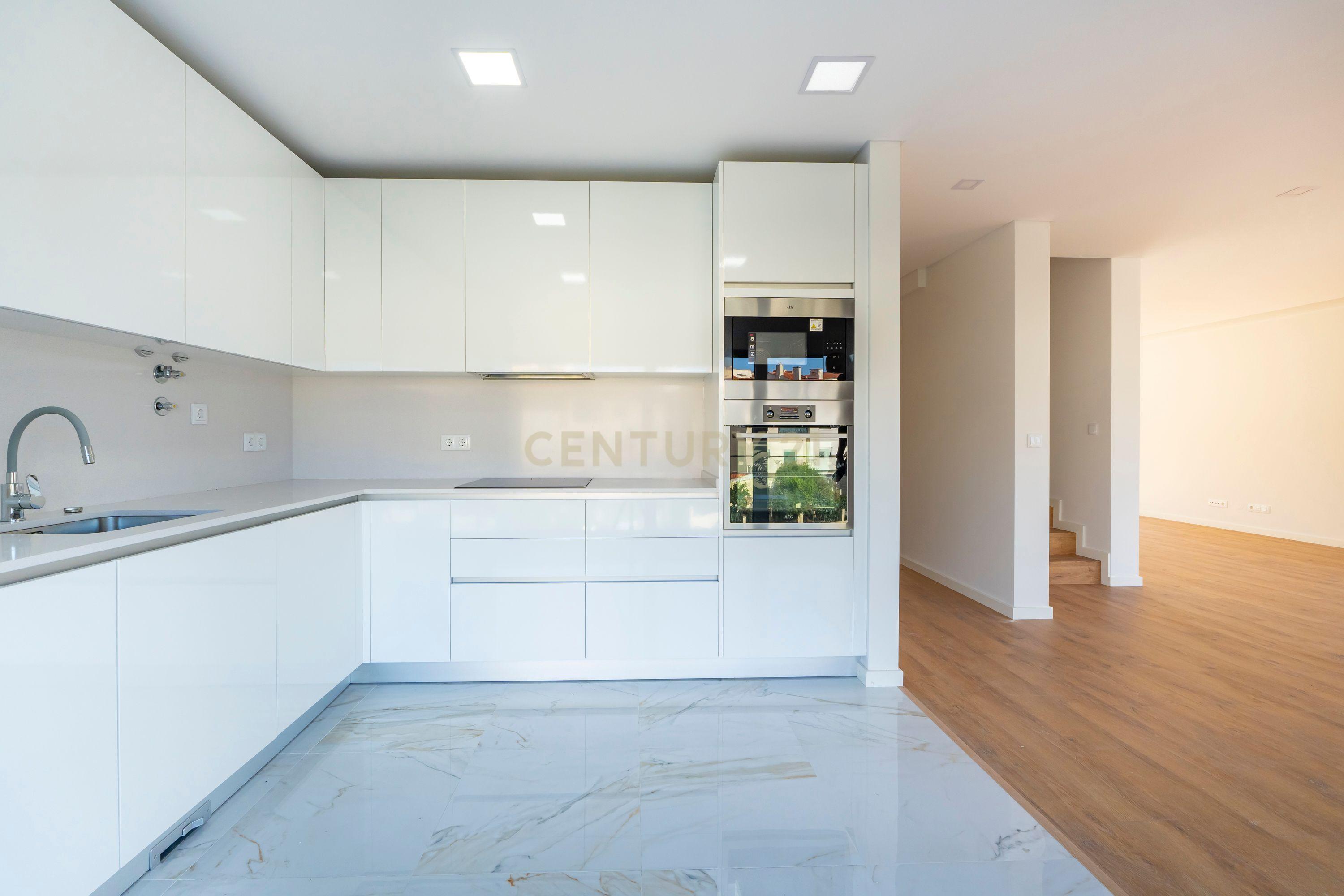 Moradia Moderna T4 com Terraço e Vista Rio – Santa Iria da Azóia - Image 3
