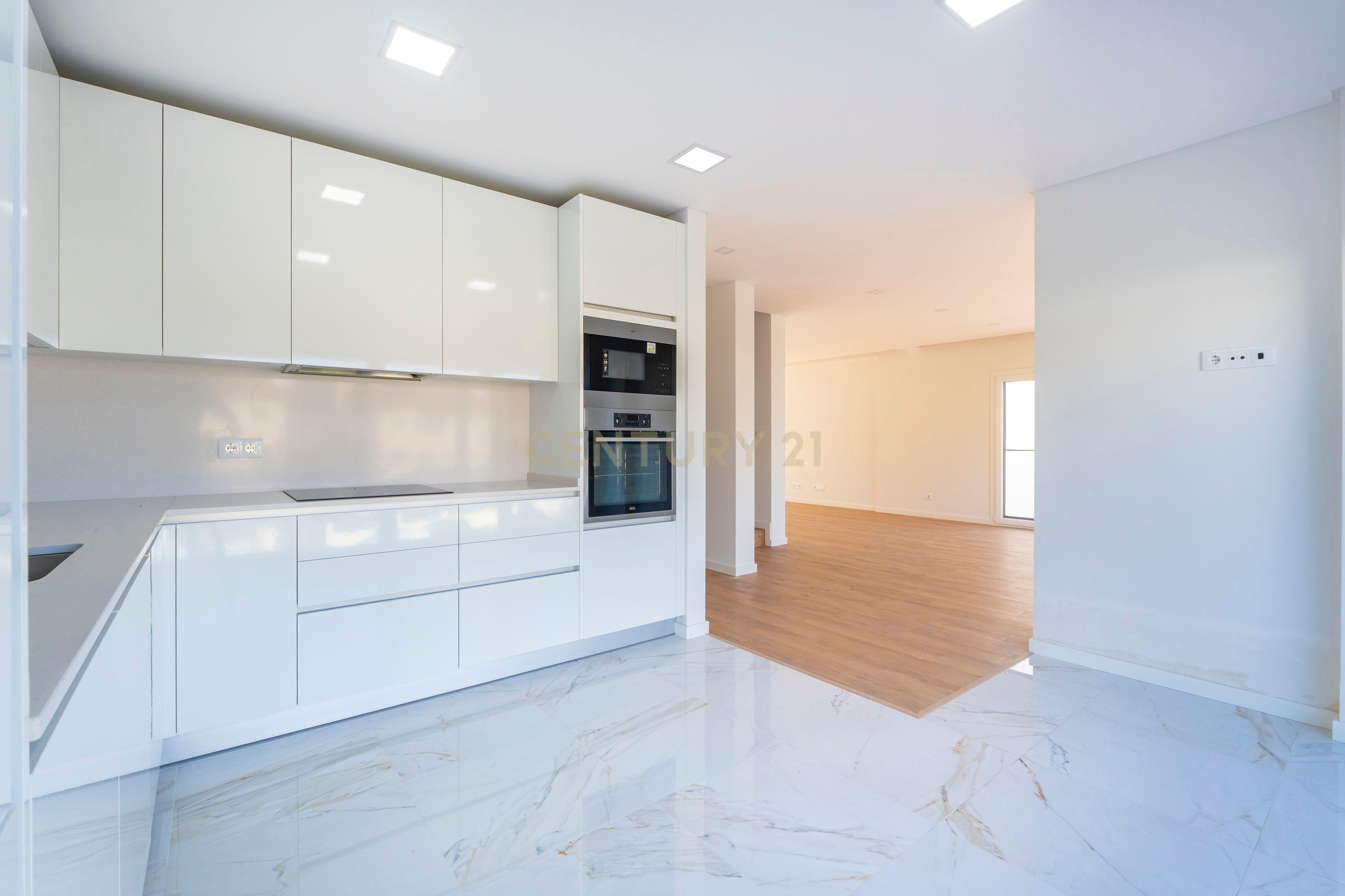 Moradia Moderna T4 com Terraço e Vista Rio – Santa Iria da Azóia - Image 12
