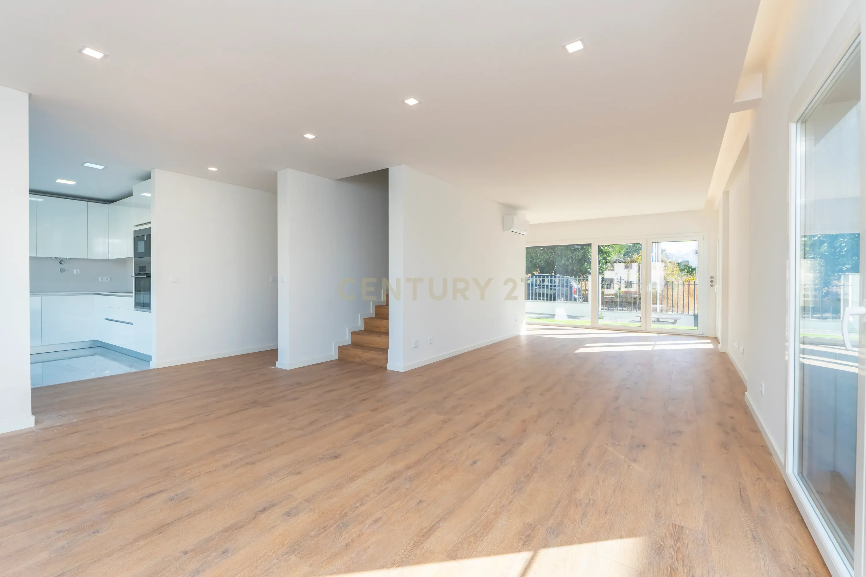 Moradia Moderna T4 com Terraço e Vista Rio – Santa Iria da Azóia - Image 1