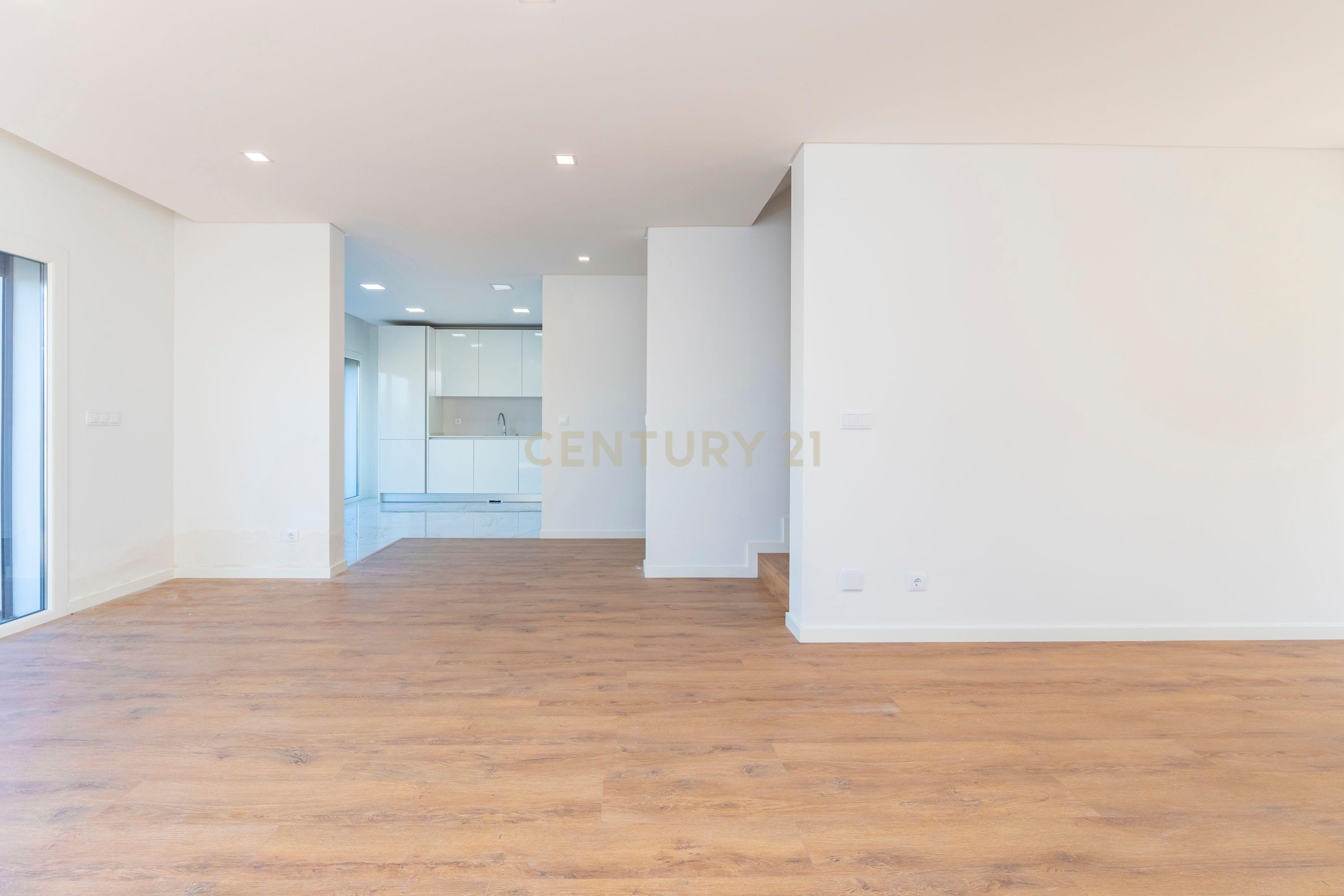 Moradia Moderna T4 com Terraço e Vista Rio – Santa Iria da Azóia - Image 5