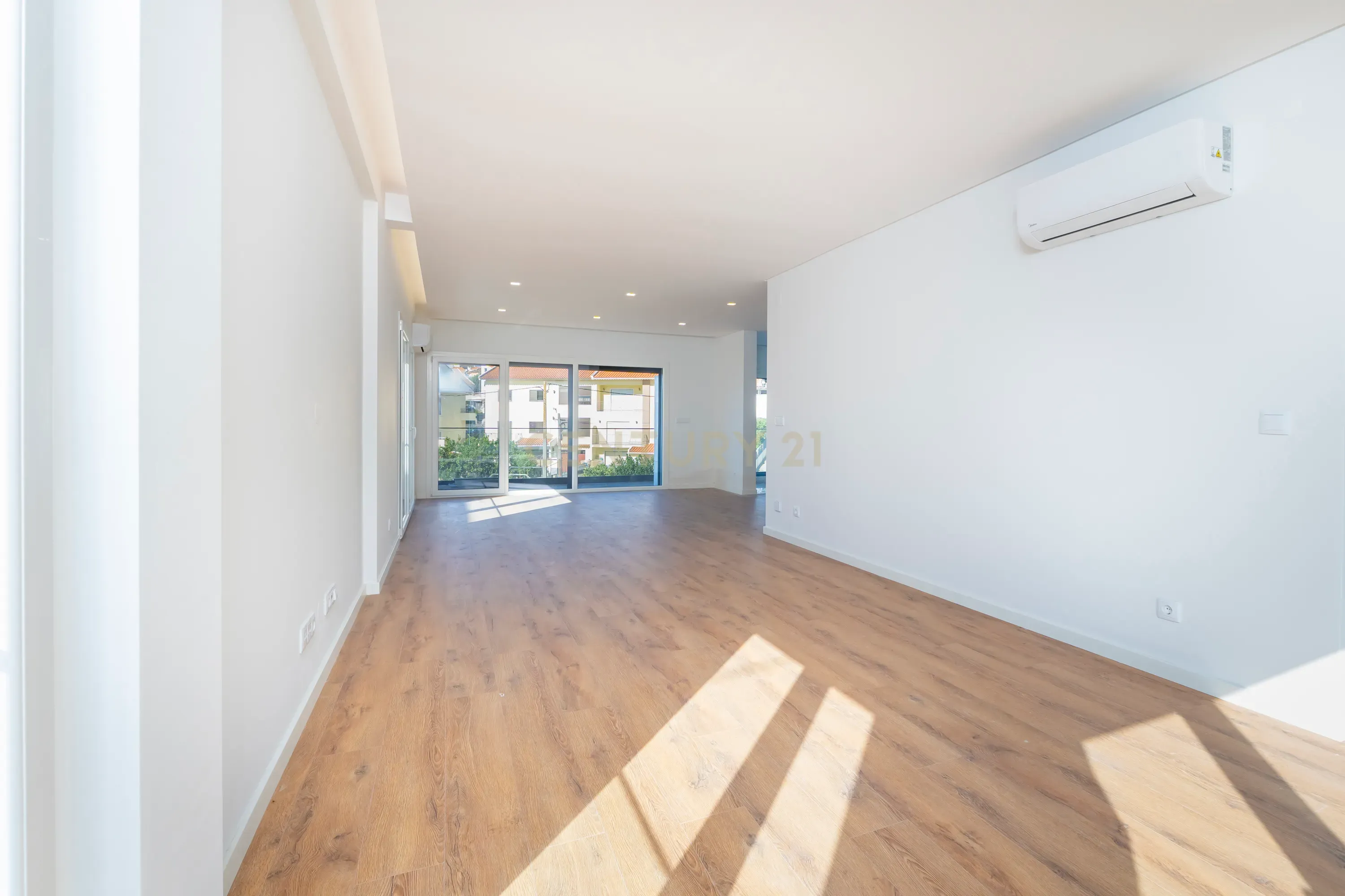 Moradia Moderna T4 com Terraço e Vista Rio – Santa Iria da Azóia - Image 19