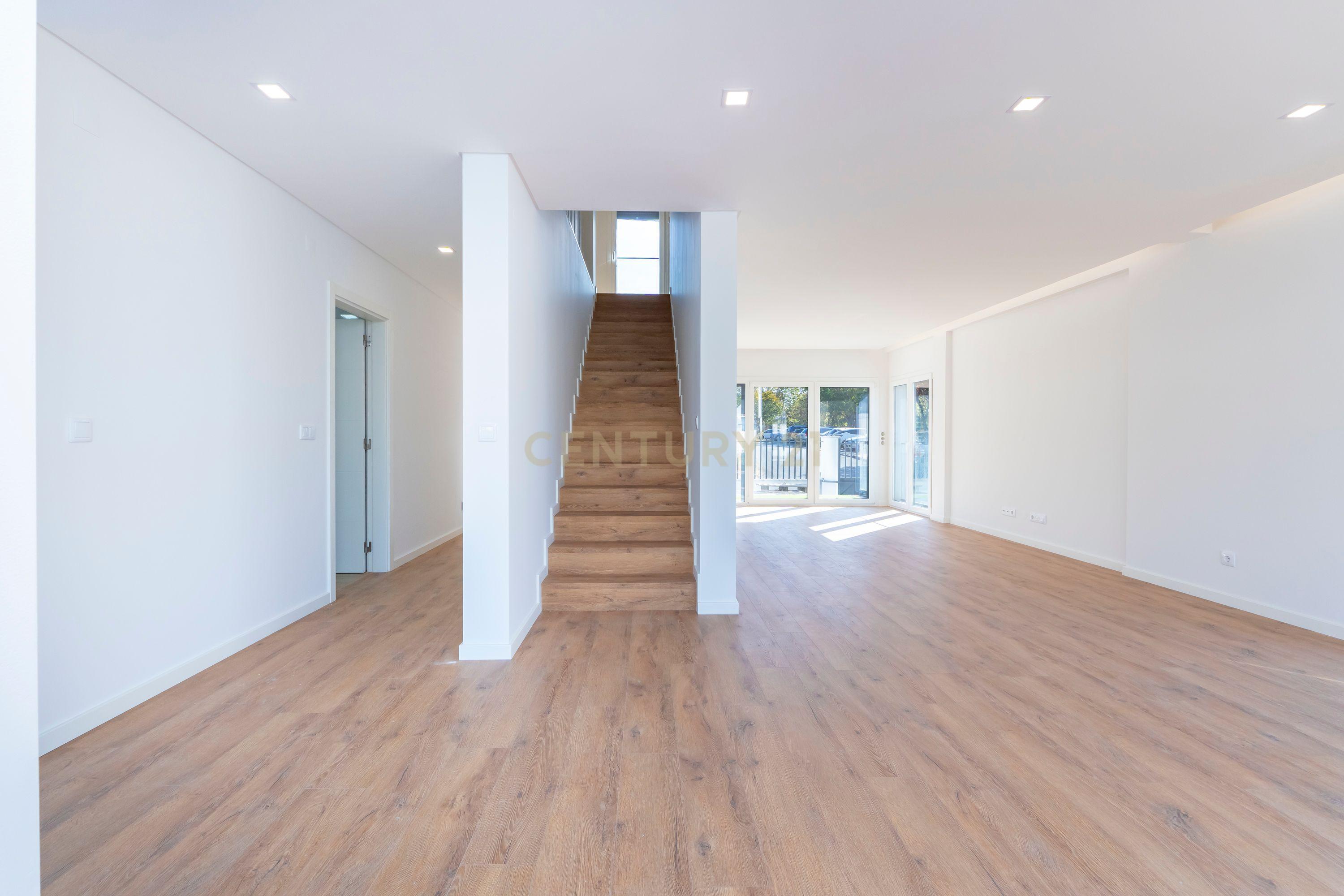 Moradia Moderna T4 com Terraço e Vista Rio – Santa Iria da Azóia - Image 23