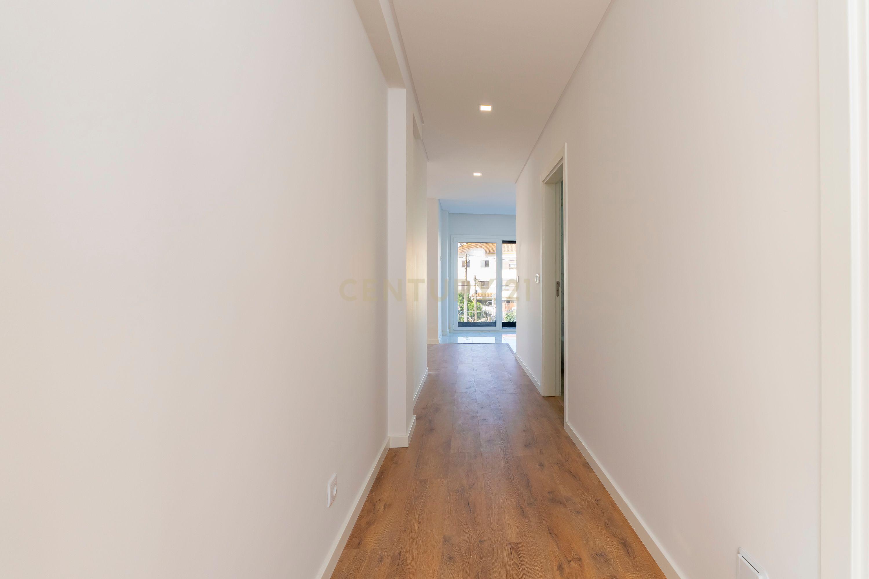 Moradia Moderna T4 com Terraço e Vista Rio – Santa Iria da Azóia - Image 8