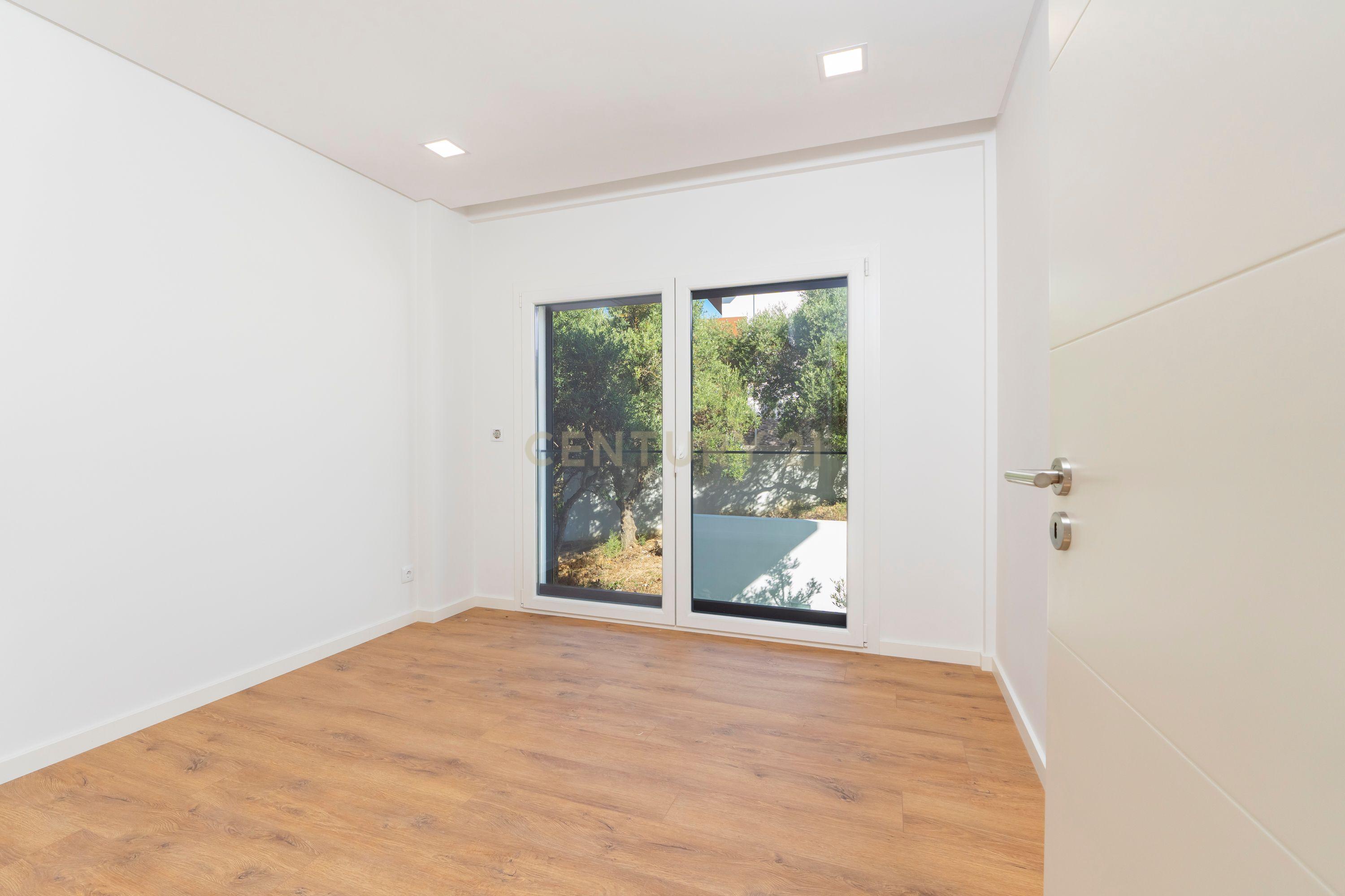 Moradia Moderna T4 com Terraço e Vista Rio – Santa Iria da Azóia - Image 9