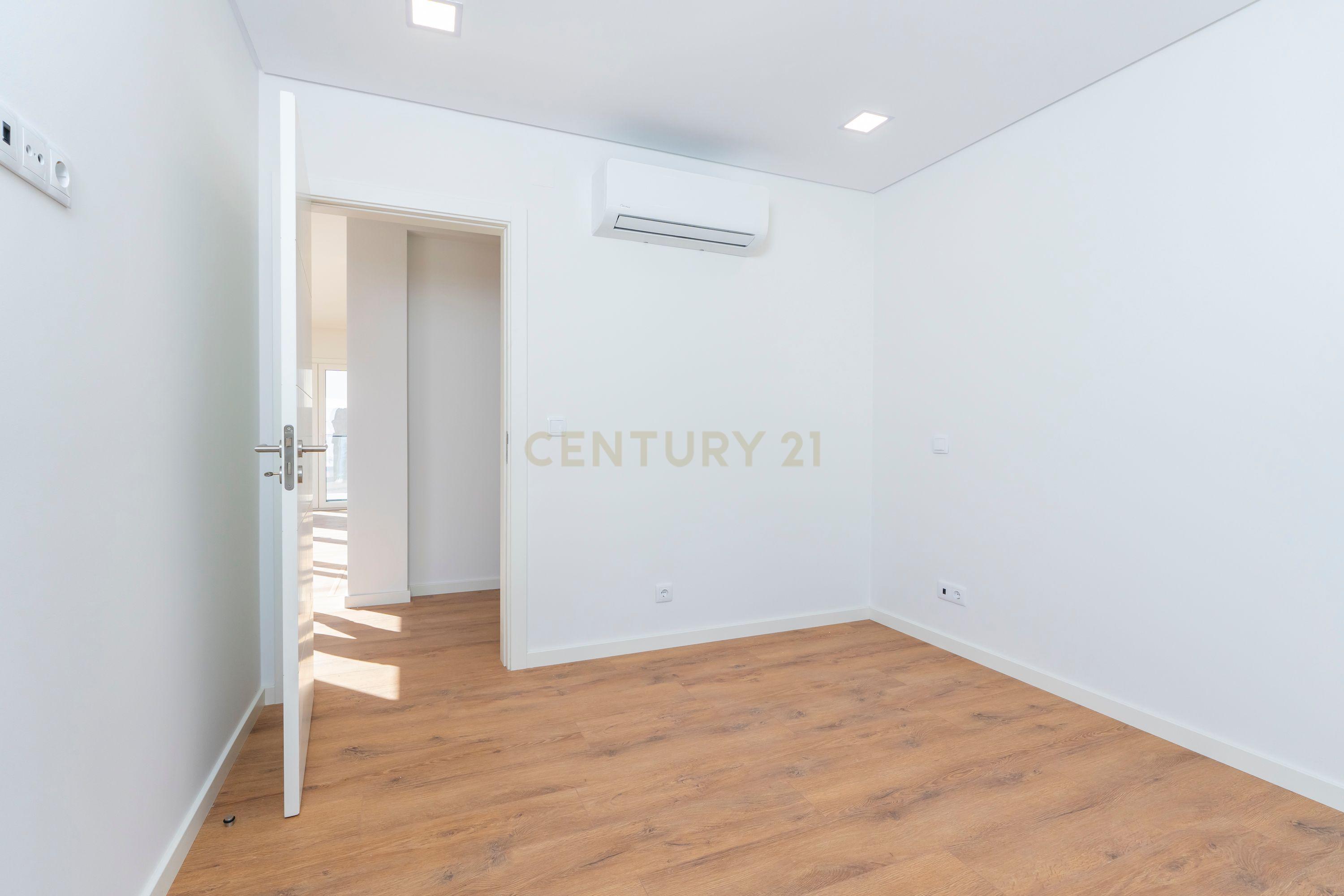 Moradia Moderna T4 com Terraço e Vista Rio – Santa Iria da Azóia - Image 10