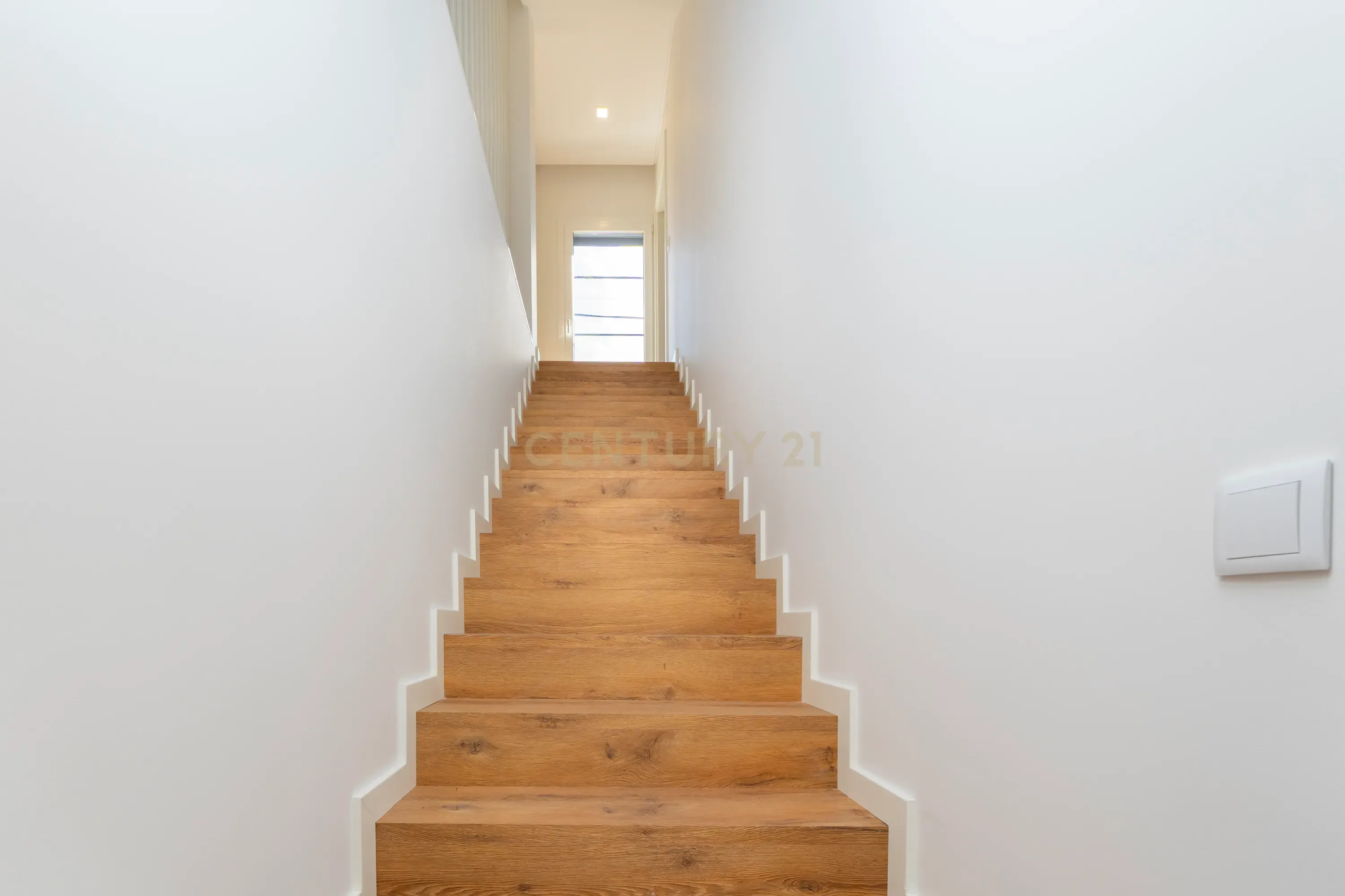 Moradia Moderna T4 com Terraço e Vista Rio – Santa Iria da Azóia - Image 11