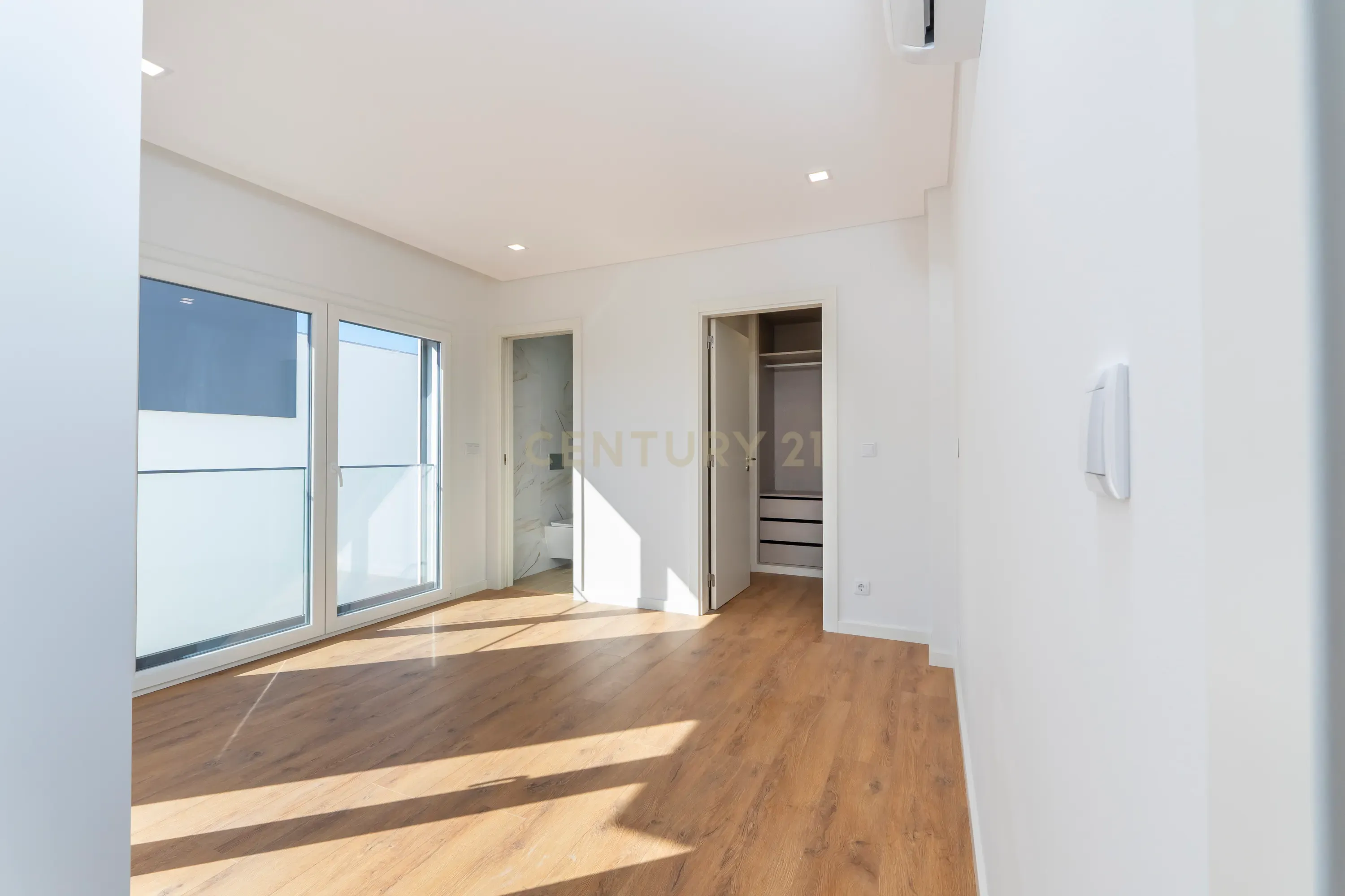 Moradia Moderna T4 com Terraço e Vista Rio – Santa Iria da Azóia - Image 13
