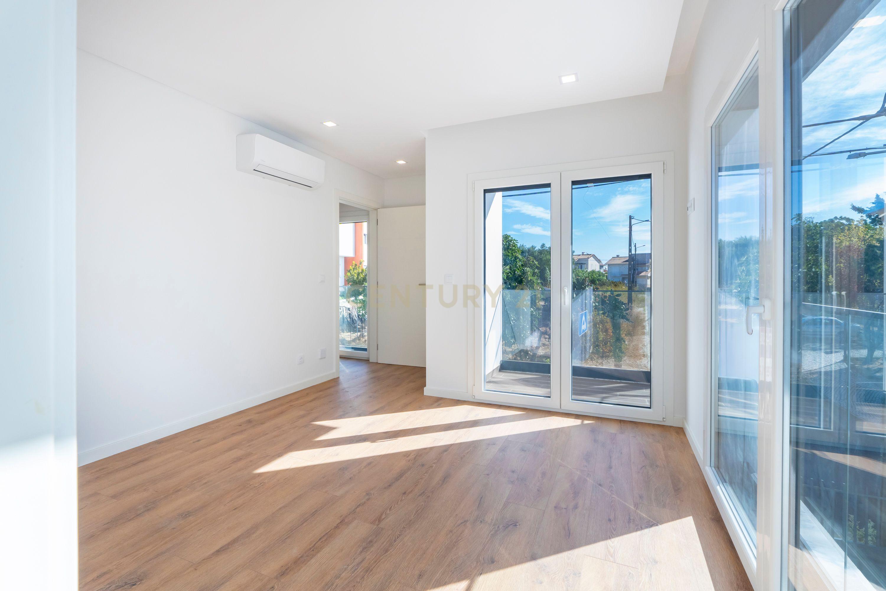 Moradia Moderna T4 com Terraço e Vista Rio – Santa Iria da Azóia - Image 18