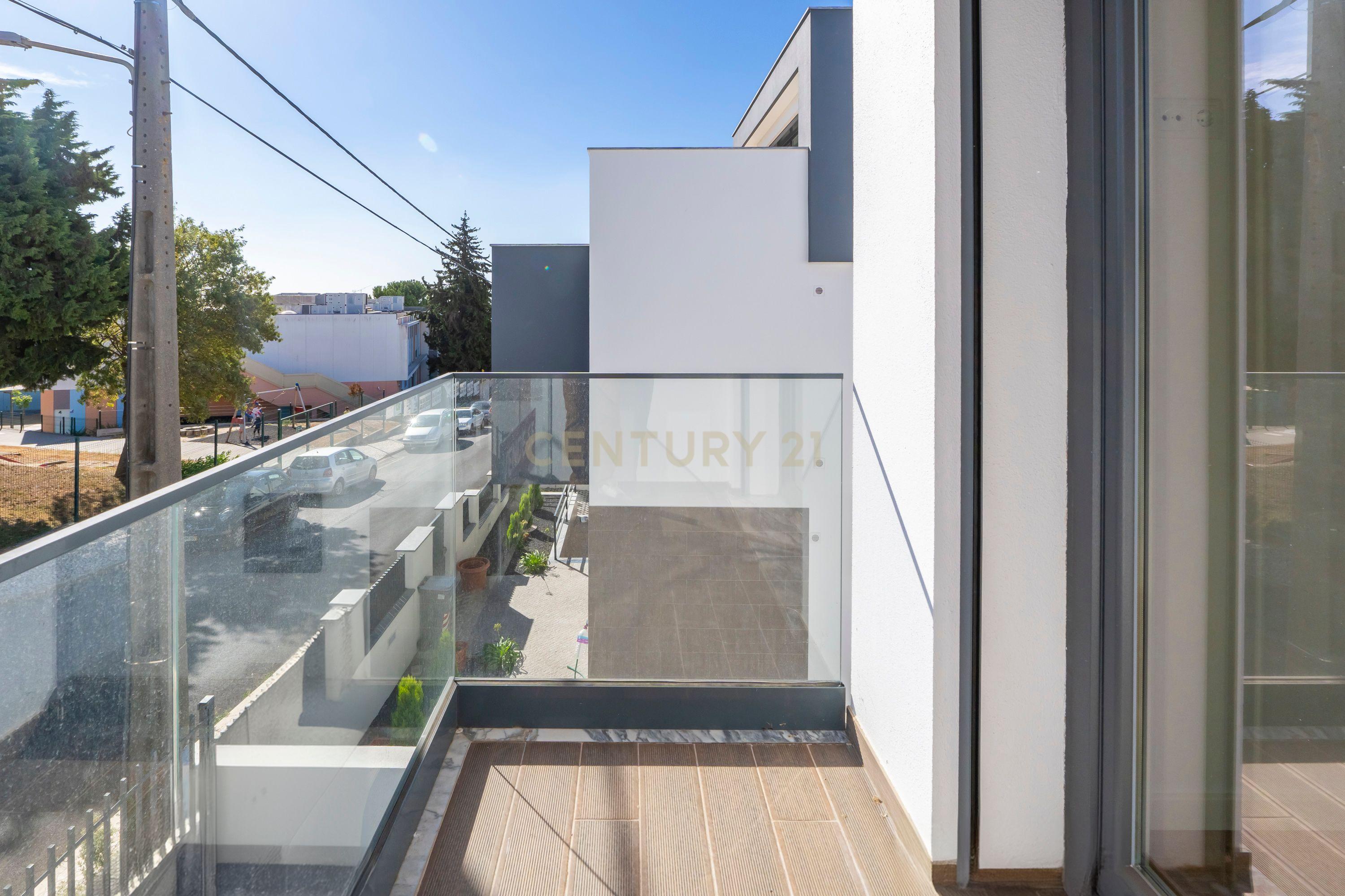 Moradia Moderna T4 com Terraço e Vista Rio – Santa Iria da Azóia - Image 30
