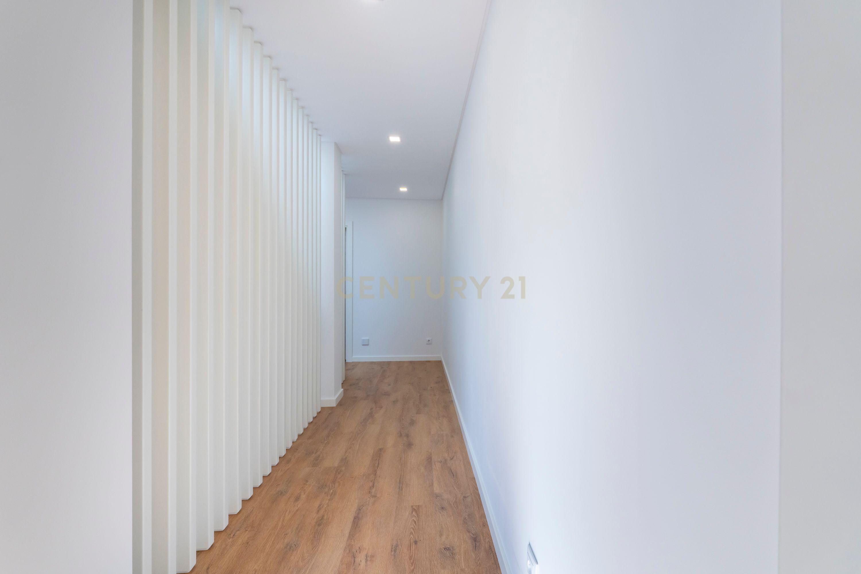 Moradia Moderna T4 com Terraço e Vista Rio – Santa Iria da Azóia - Image 21