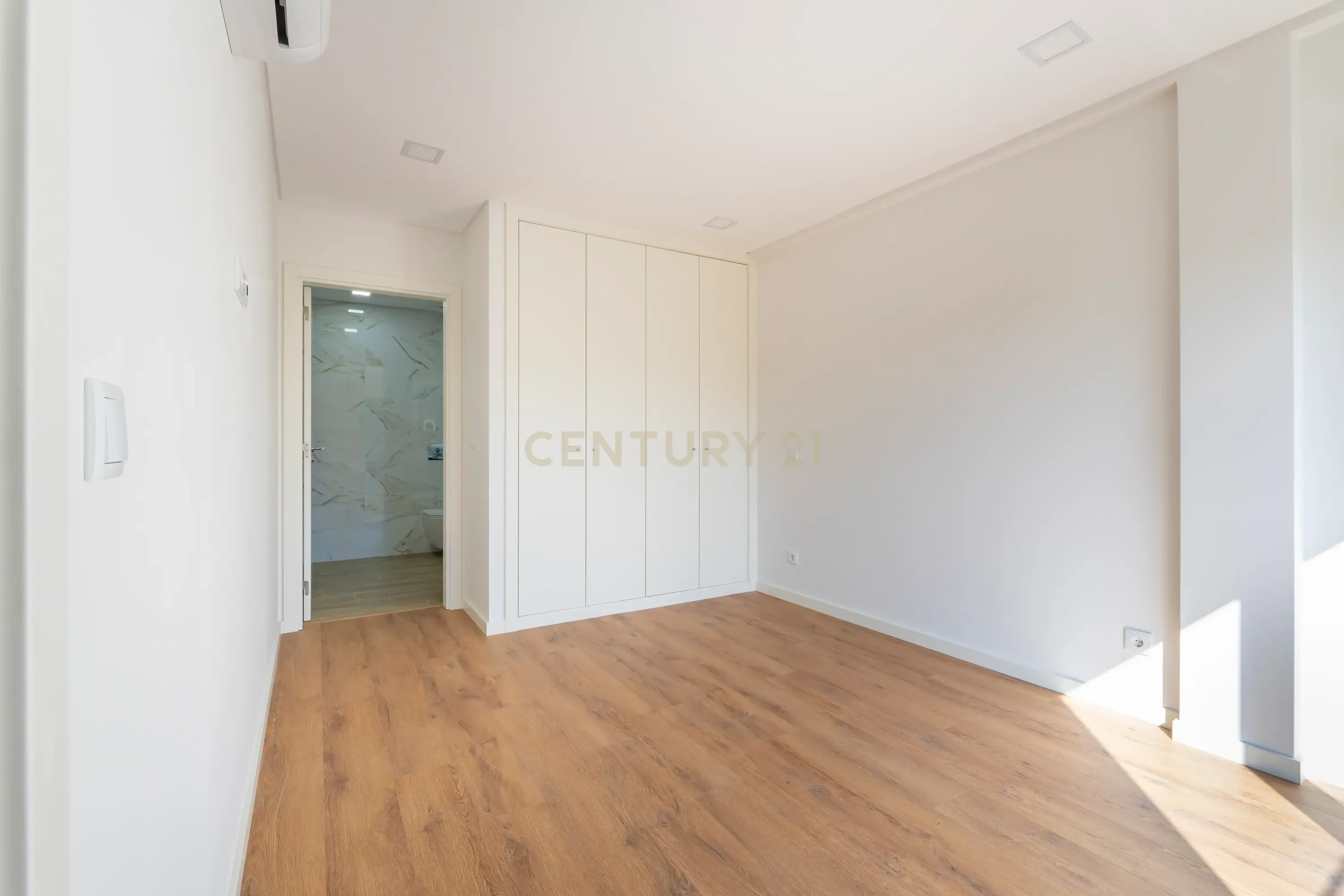 Moradia Moderna T4 com Terraço e Vista Rio – Santa Iria da Azóia - Image 20