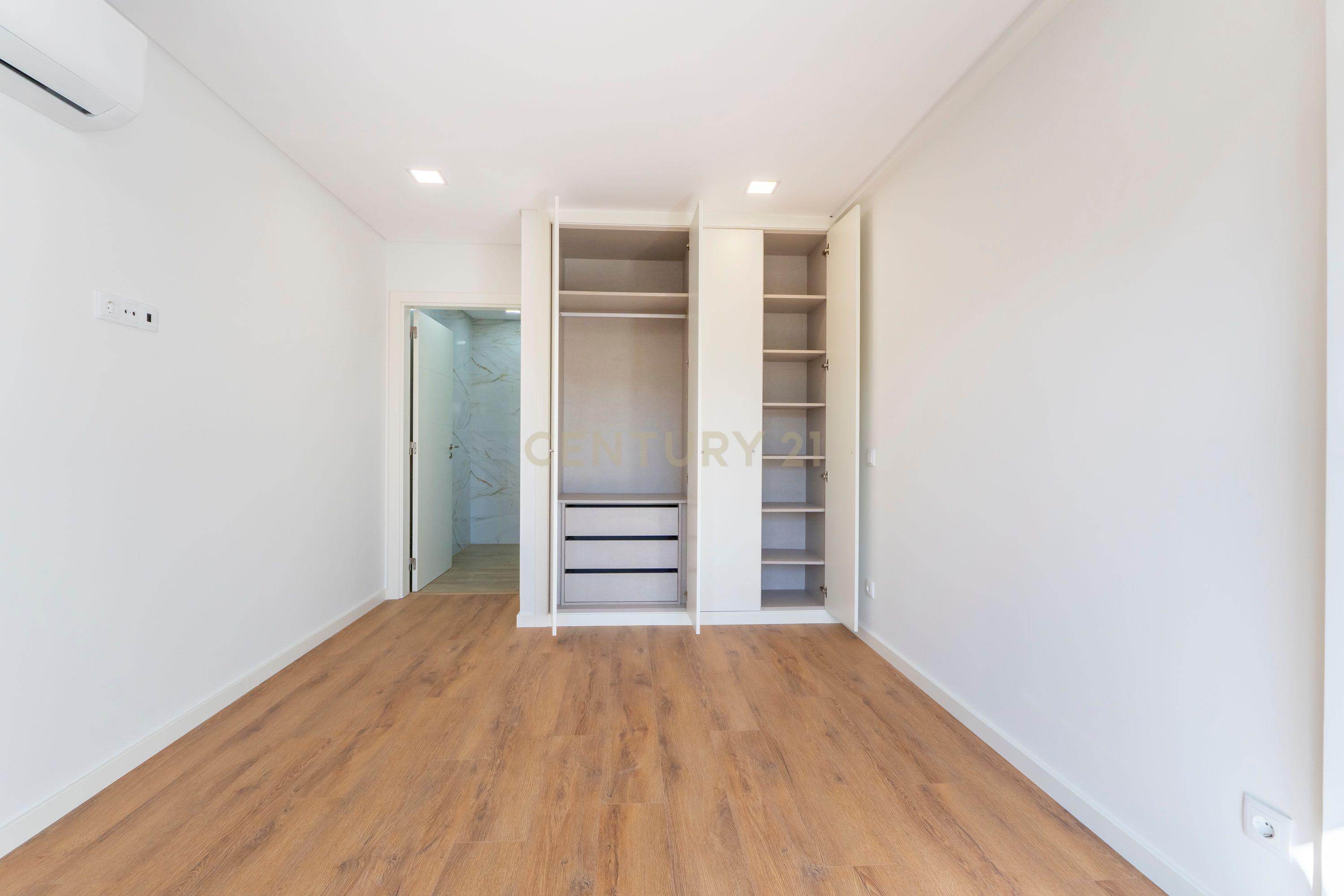 Moradia Moderna T4 com Terraço e Vista Rio – Santa Iria da Azóia - Image 25
