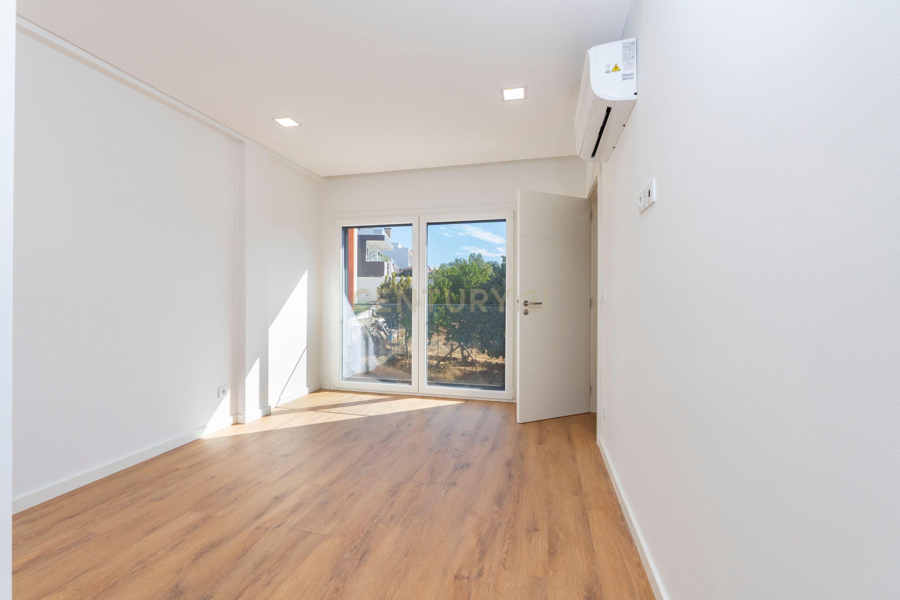 Moradia Moderna T4 com Terraço e Vista Rio – Santa Iria da Azóia - Image 26