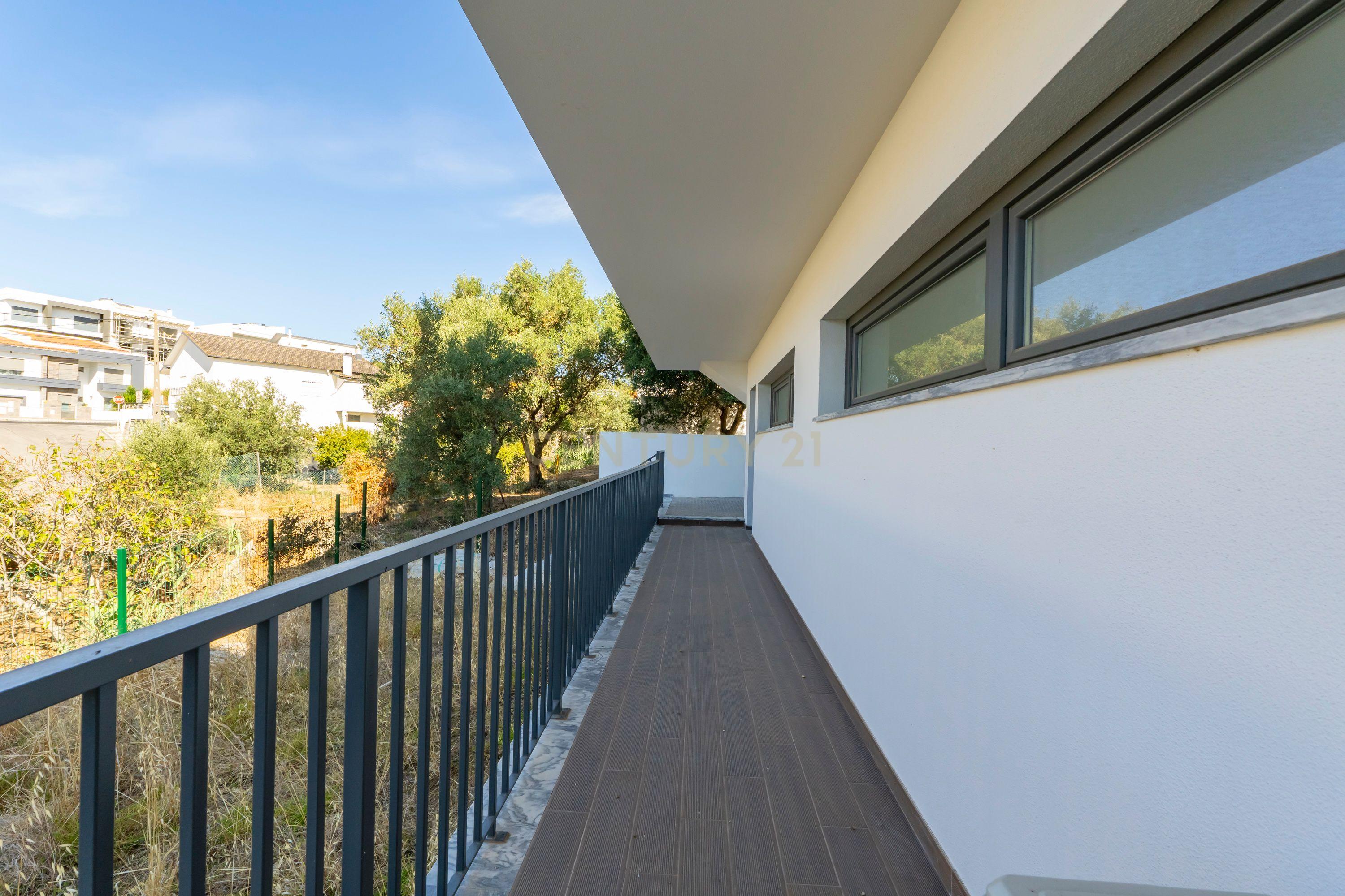 Moradia Moderna T4 com Terraço e Vista Rio – Santa Iria da Azóia - Image 39