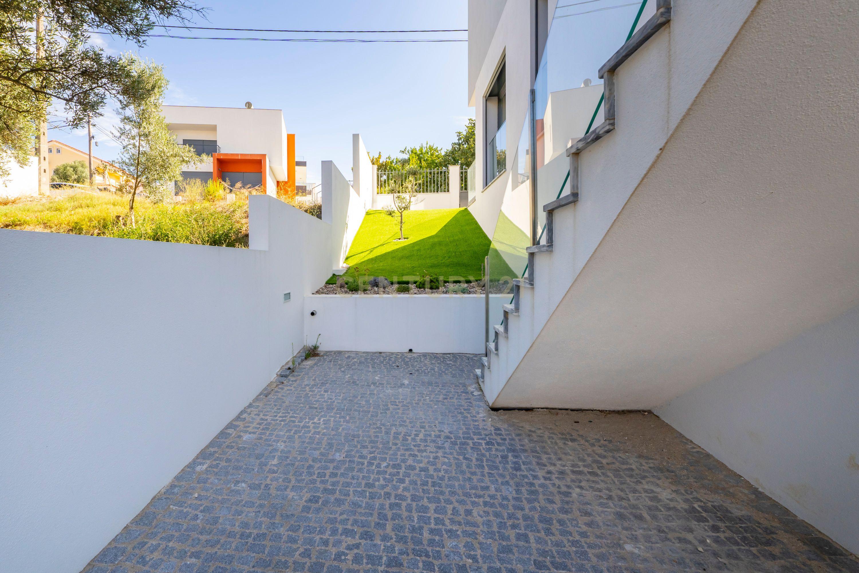 Moradia Moderna T4 com Terraço e Vista Rio – Santa Iria da Azóia - Image 57