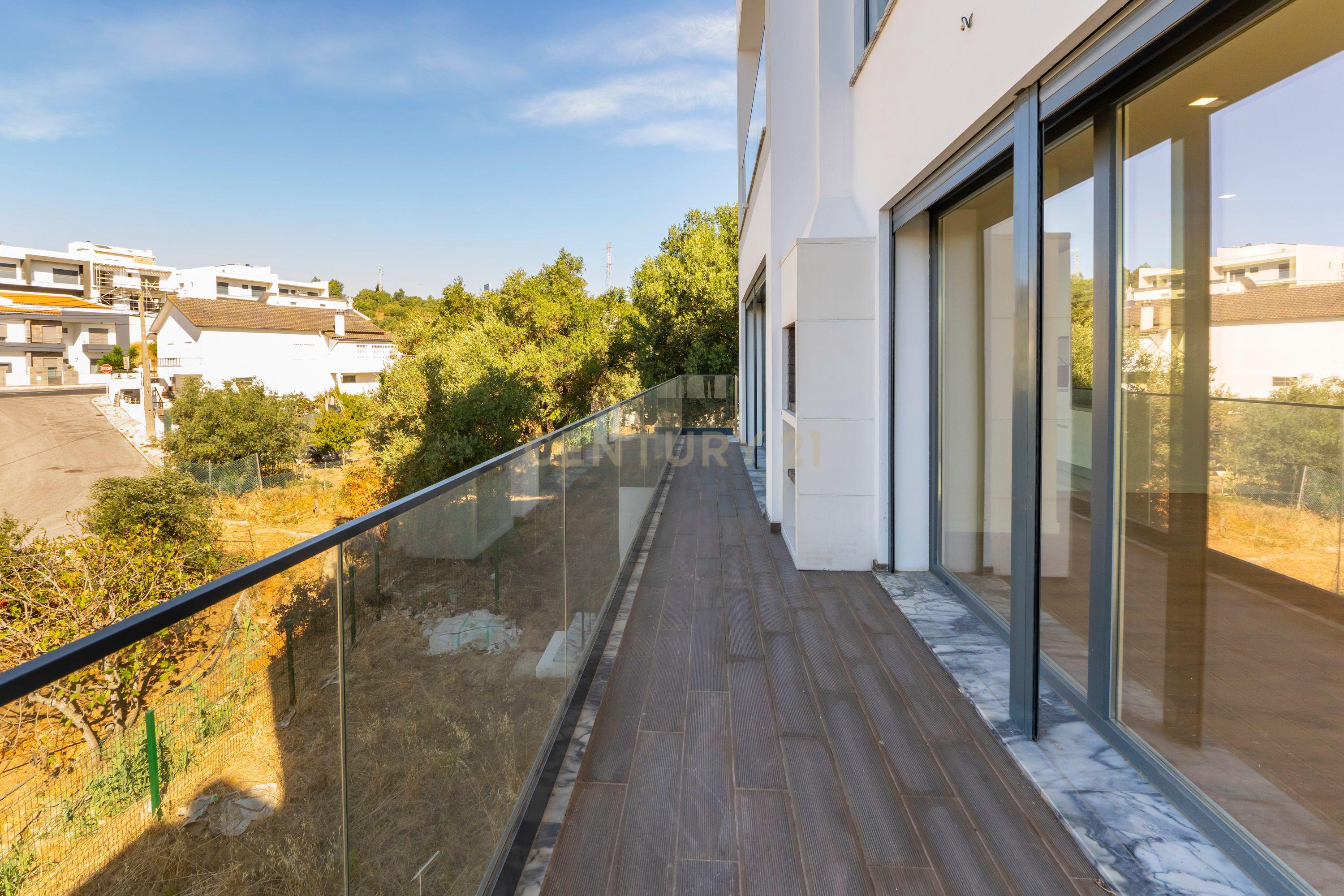 Moradia Moderna T4 com Terraço e Vista Rio – Santa Iria da Azóia - Image 42