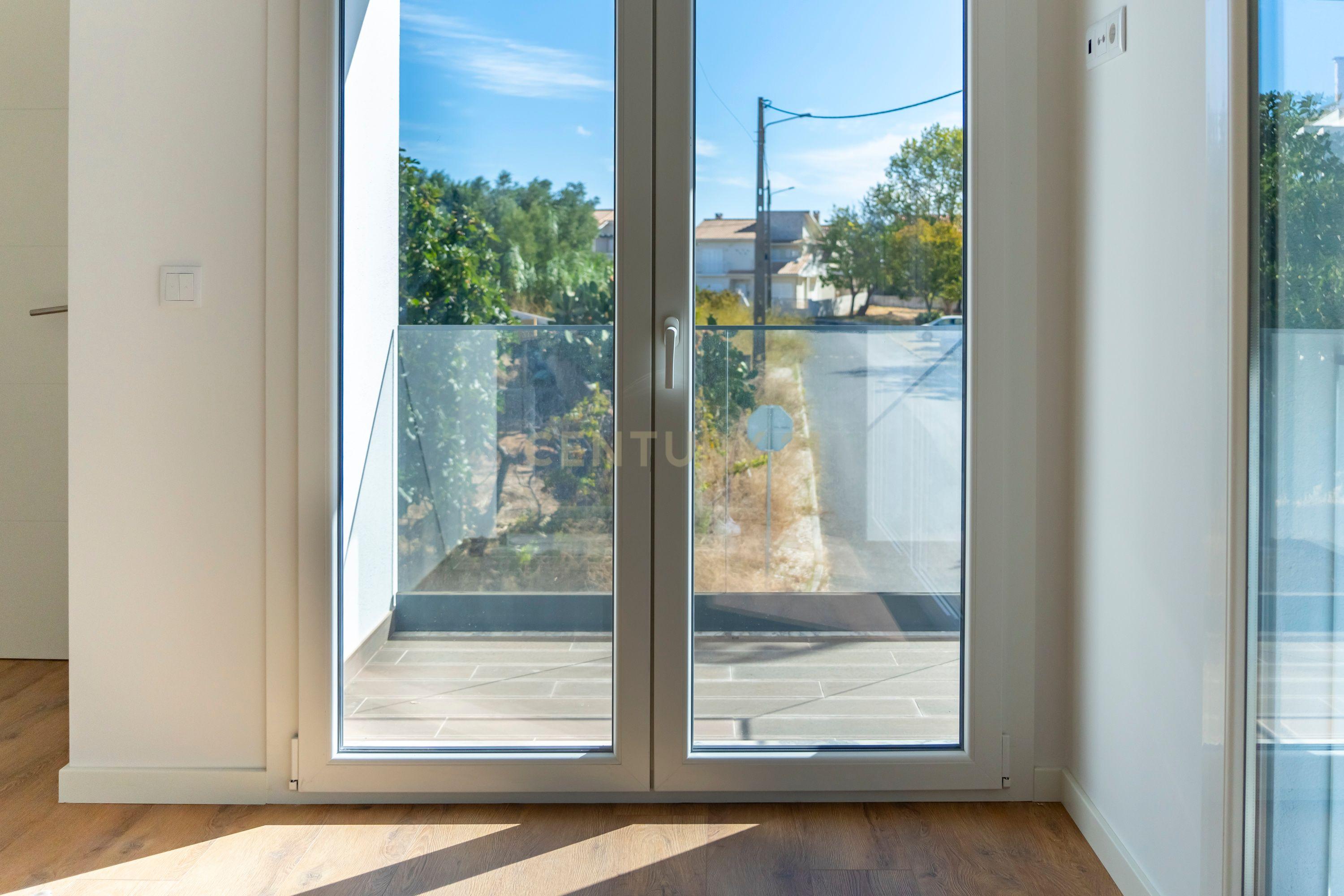Moradia Moderna T4 com Terraço e Vista Rio – Santa Iria da Azóia - Image 50
