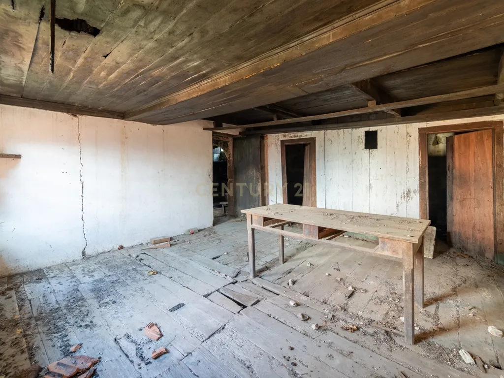 Casa situada em Paredes, São Pedro do Sul, com uma área total de 550 m² e situada em um terreno de 2500 m². Proporciona vistas deslumbrantes sobre o rio. - Image 10