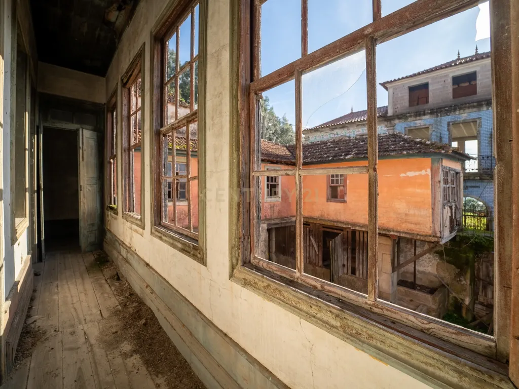 Casa situada em Paredes, São Pedro do Sul, com uma área total de 550 m² e situada em um terreno de 2500 m². Proporciona vistas deslumbrantes sobre o rio. - Image 23