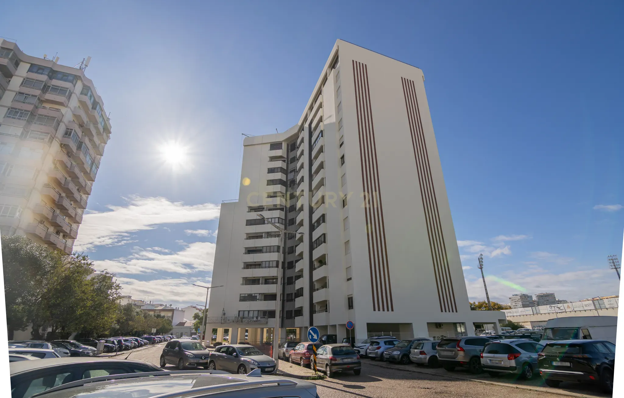 NÃO PERCA ESTA GRANDE OPORTUNIDADE! APARTAMENTO AMPLO, COM MARQUISE FECHADA MUITO BEM LOCALIZADO NO CENTRO DE PORTIMÃO PRÓXIMO DE TODAS AS COMODIDADES E SERVIÇOS E A POUCOS MINUTOS DAS PRAIAS! - Image 3