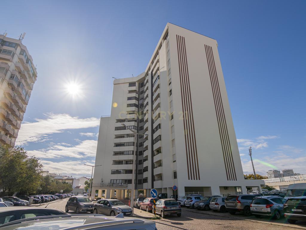 NÃO PERCA ESTA GRANDE OPORTUNIDADE! APARTAMENTO AMPLO, COM MARQUISE FECHADA MUITO BEM LOCALIZADO NO CENTRO DE PORTIMÃO PRÓXIMO DE TODAS AS COMODIDADES E SERVIÇOS E A POUCOS MINUTOS DAS PRAIAS! - Image 3