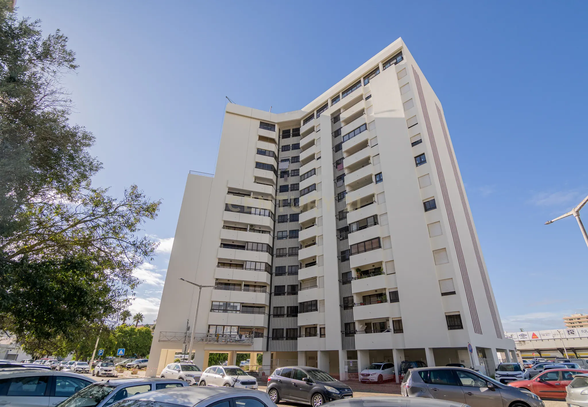 NÃO PERCA ESTA GRANDE OPORTUNIDADE! APARTAMENTO AMPLO, COM MARQUISE FECHADA MUITO BEM LOCALIZADO NO CENTRO DE PORTIMÃO PRÓXIMO DE TODAS AS COMODIDADES E SERVIÇOS E A POUCOS MINUTOS DAS PRAIAS! - Image 2