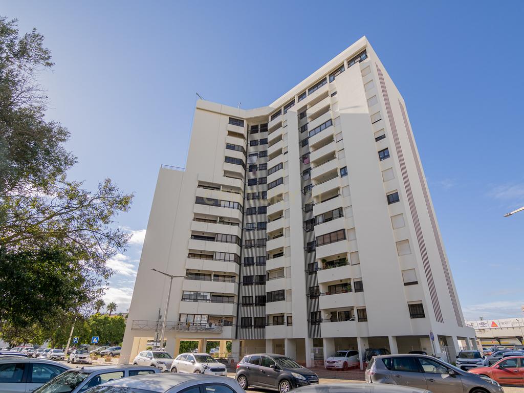 NÃO PERCA ESTA GRANDE OPORTUNIDADE! APARTAMENTO AMPLO, COM MARQUISE FECHADA MUITO BEM LOCALIZADO NO CENTRO DE PORTIMÃO PRÓXIMO DE TODAS AS COMODIDADES E SERVIÇOS E A POUCOS MINUTOS DAS PRAIAS! - Image 2