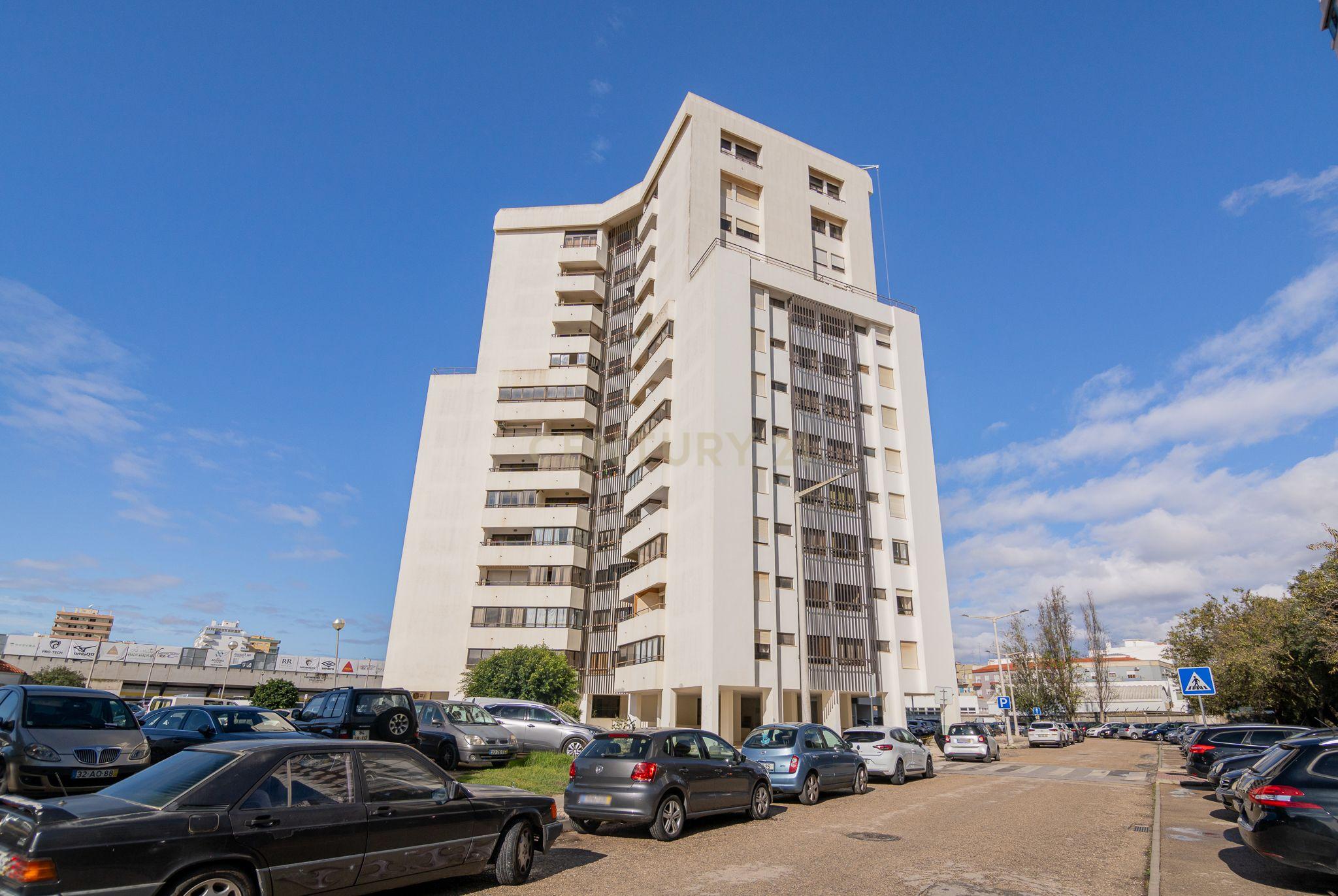 NÃO PERCA ESTA GRANDE OPORTUNIDADE! APARTAMENTO AMPLO, COM MARQUISE FECHADA MUITO BEM LOCALIZADO NO CENTRO DE PORTIMÃO PRÓXIMO DE TODAS AS COMODIDADES E SERVIÇOS E A POUCOS MINUTOS DAS PRAIAS! - Image 4