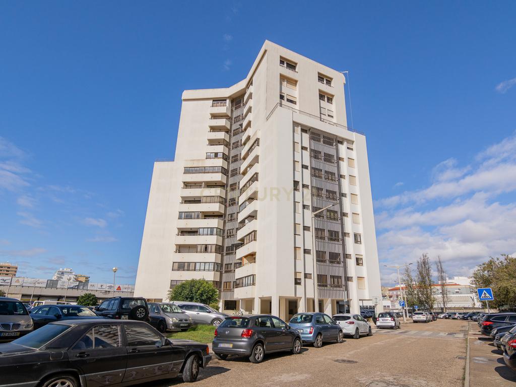 NÃO PERCA ESTA GRANDE OPORTUNIDADE! APARTAMENTO AMPLO, COM MARQUISE FECHADA MUITO BEM LOCALIZADO NO CENTRO DE PORTIMÃO PRÓXIMO DE TODAS AS COMODIDADES E SERVIÇOS E A POUCOS MINUTOS DAS PRAIAS! - Image 4